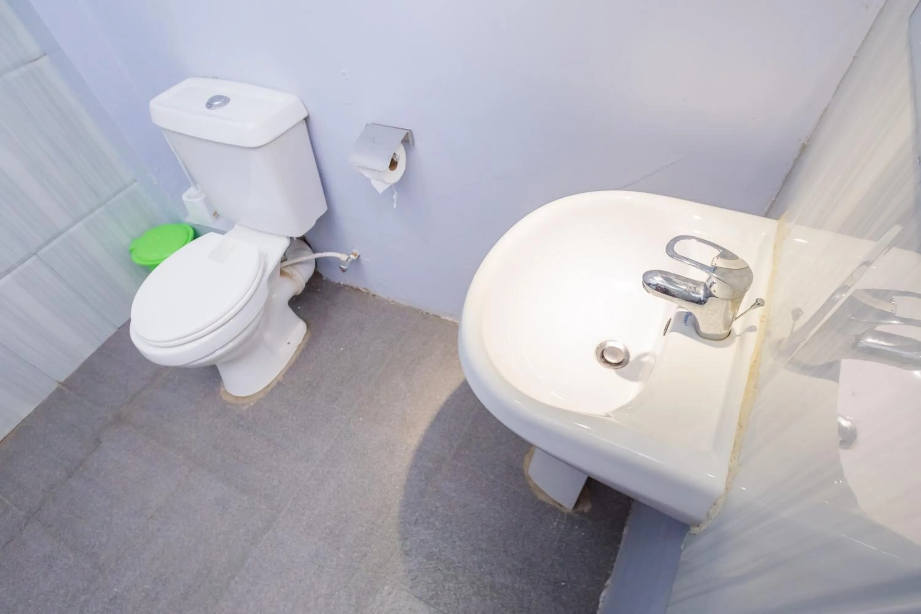 Bathroom in Maple Inn Hotel