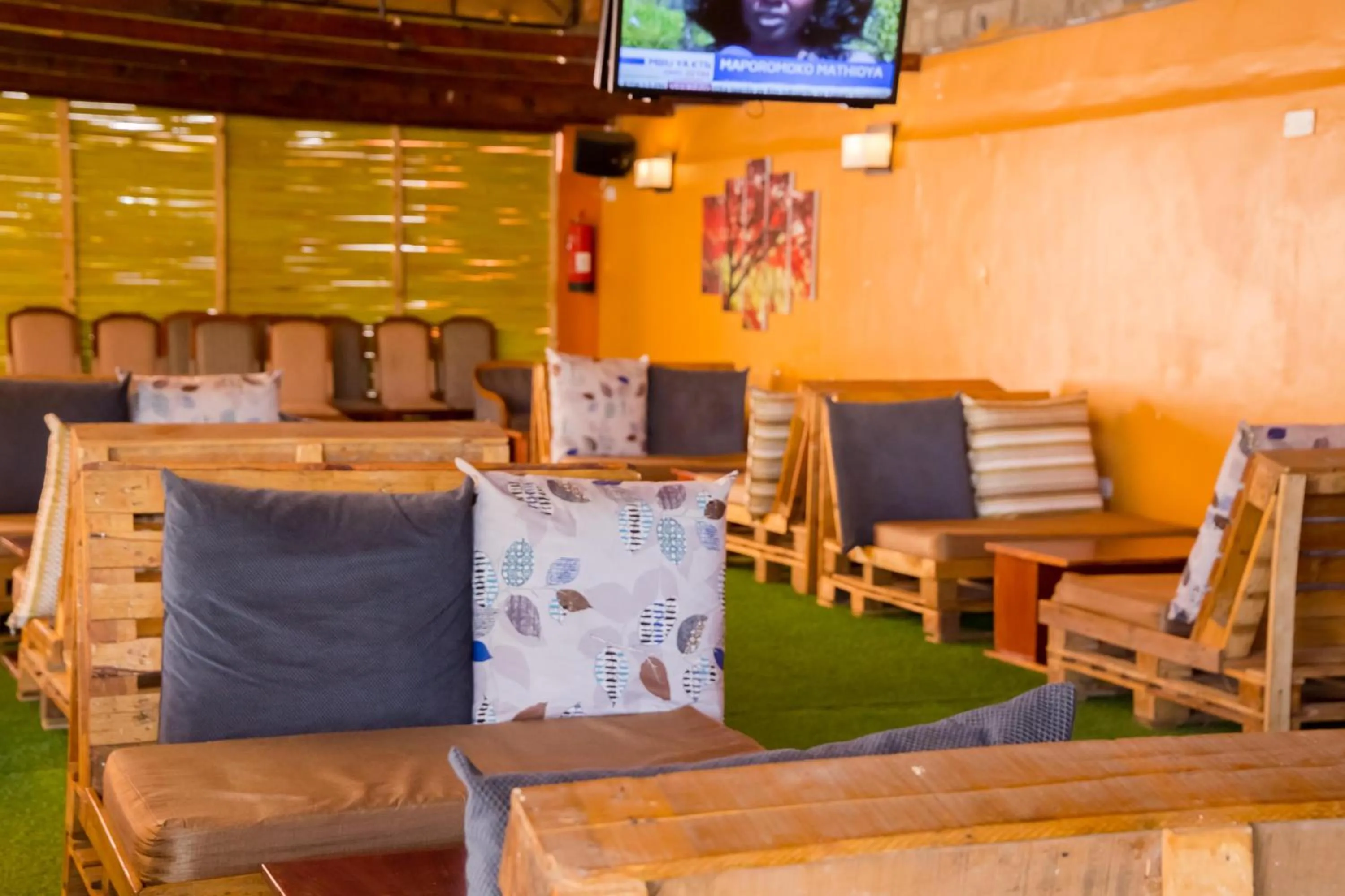 Restaurant/places to eat in Maple Inn Hotel