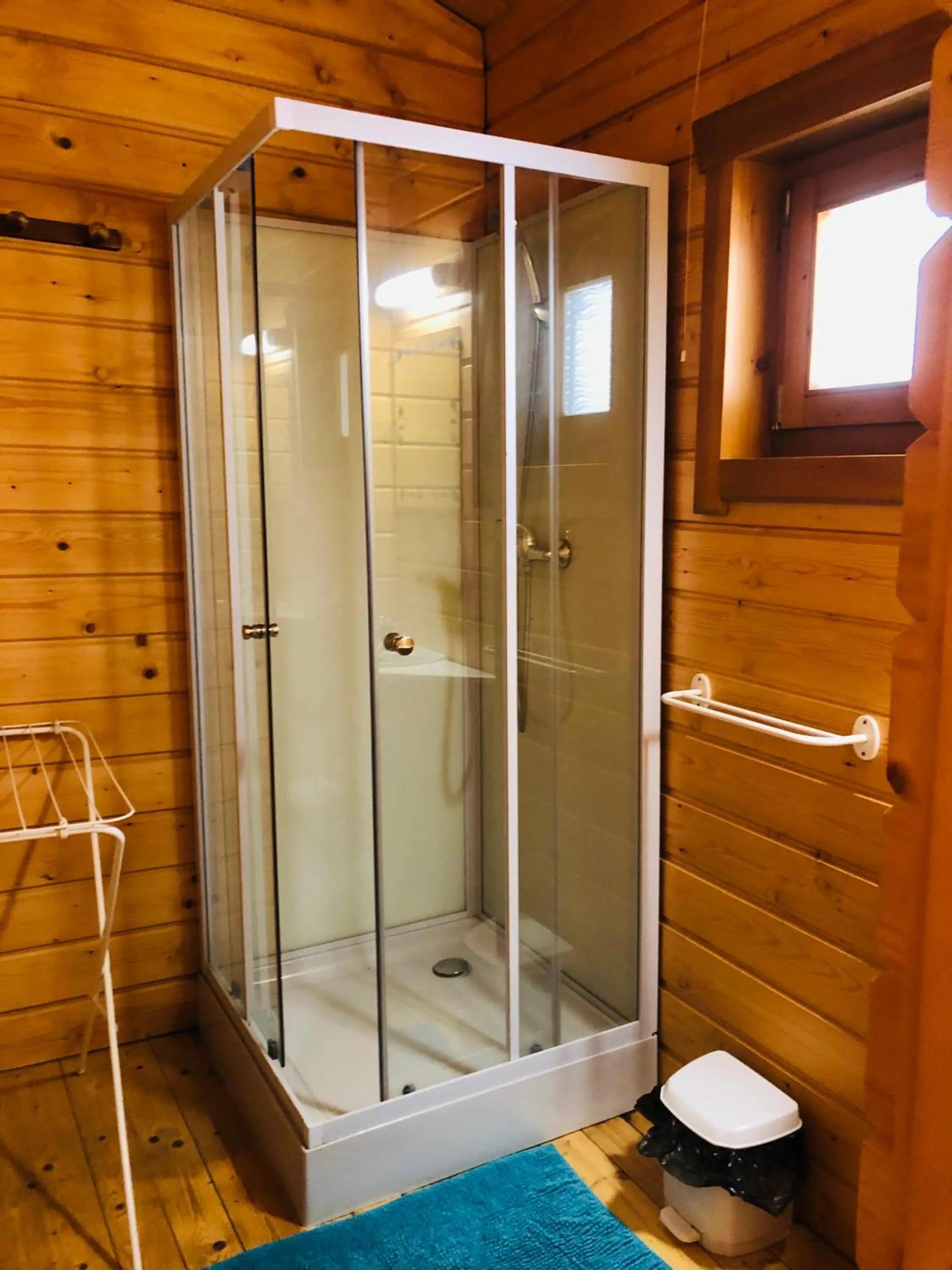 Shower in Camping, Hôtel De Plein Air Les Cariamas