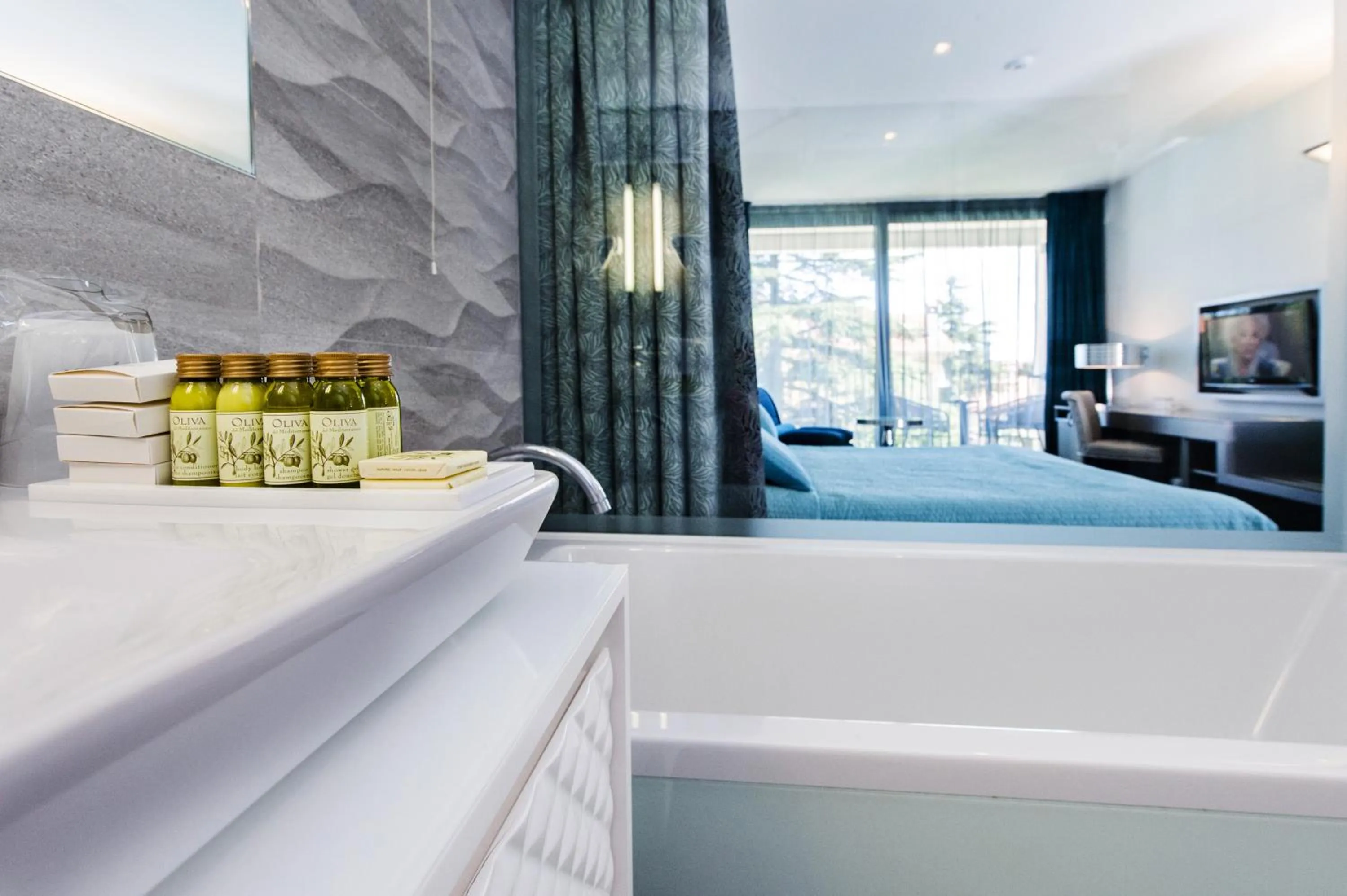 Bathroom, Bed in Hotel Arupinum