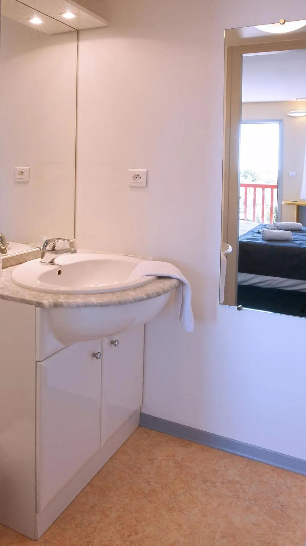 Bathroom, Bed in Couett' Hotel Rumilly