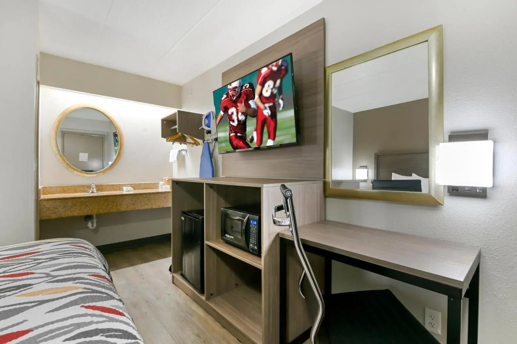 Deluxe Room with Two Double Beds Smoke Free in Red Roof Inn Washington DC - Laurel Deluxe Room with Two Double Beds Smoke Free in Red Roof Inn Washington DC - Laurel