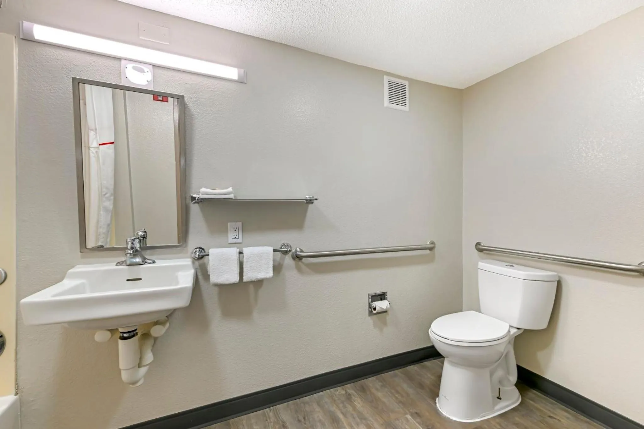 Bathroom in Red Roof Inn Washington DC - Laurel