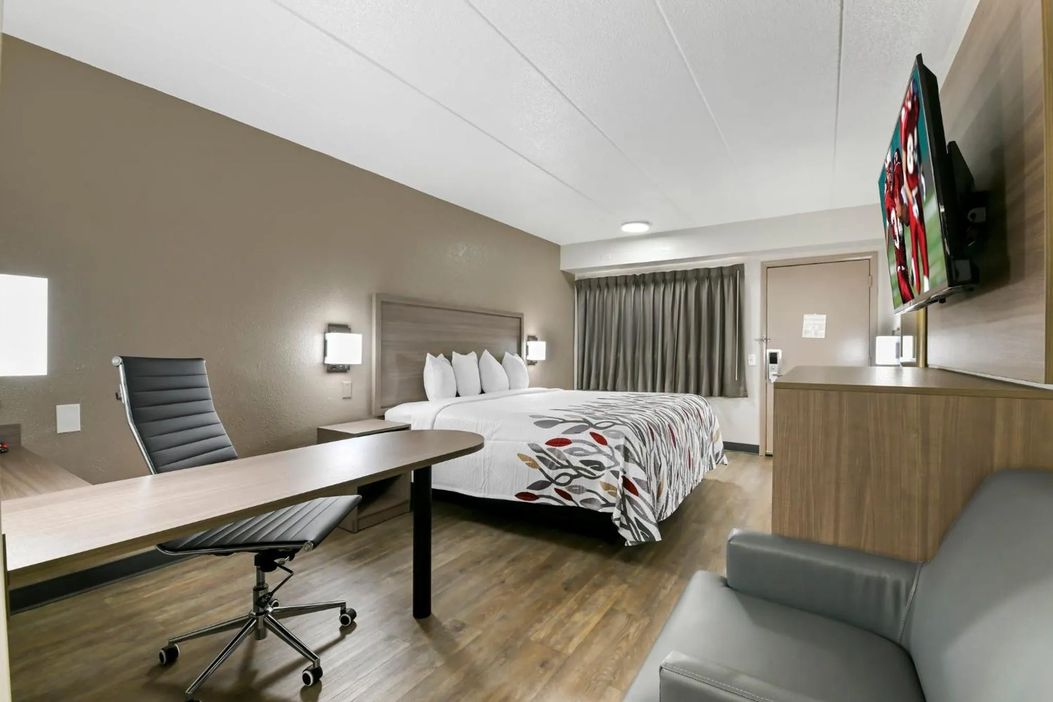 Photo of the whole room, Bed in Red Roof Inn Washington DC - Laurel