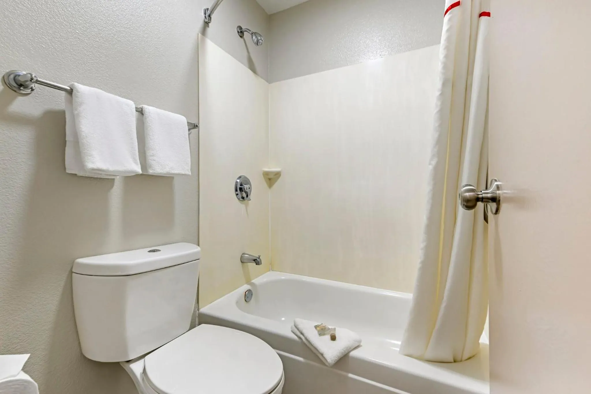 Bathroom in Red Roof Inn Washington DC - Laurel