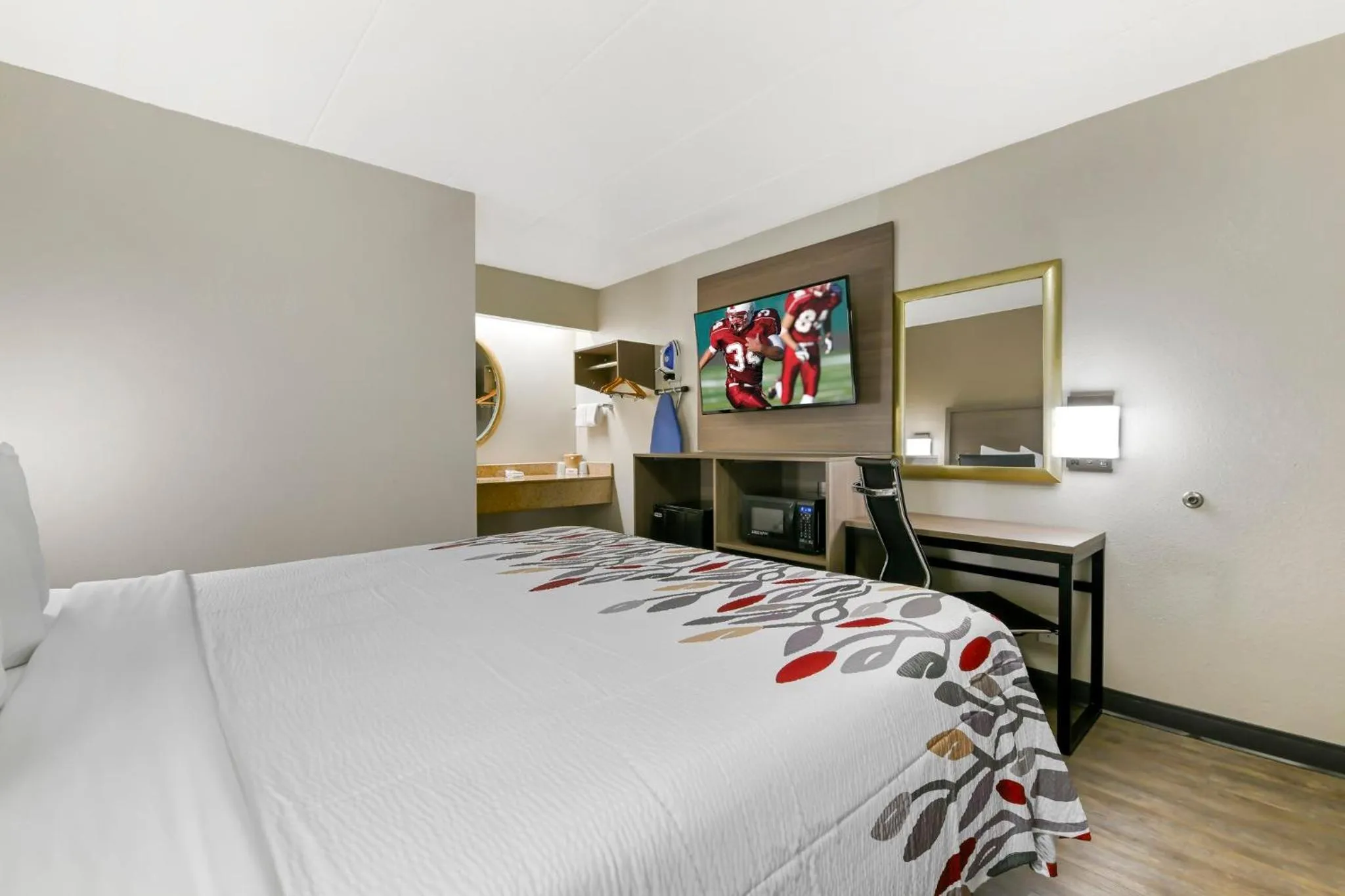 Photo of the whole room, Bed in Red Roof Inn Washington DC - Laurel