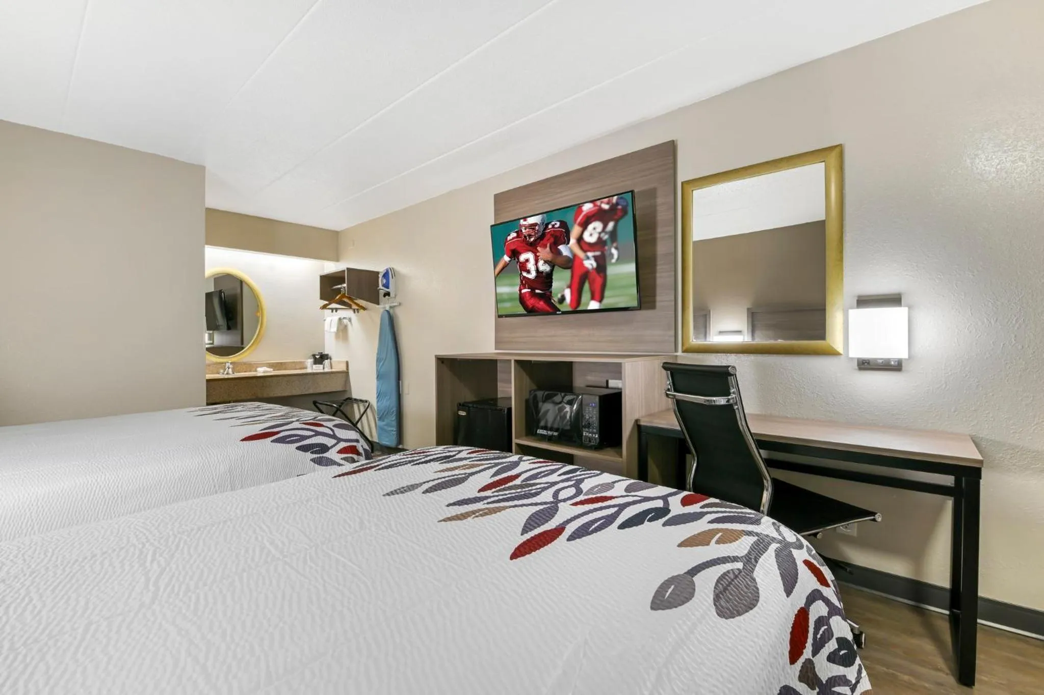 Photo of the whole room, Bed in Red Roof Inn Washington DC - Laurel