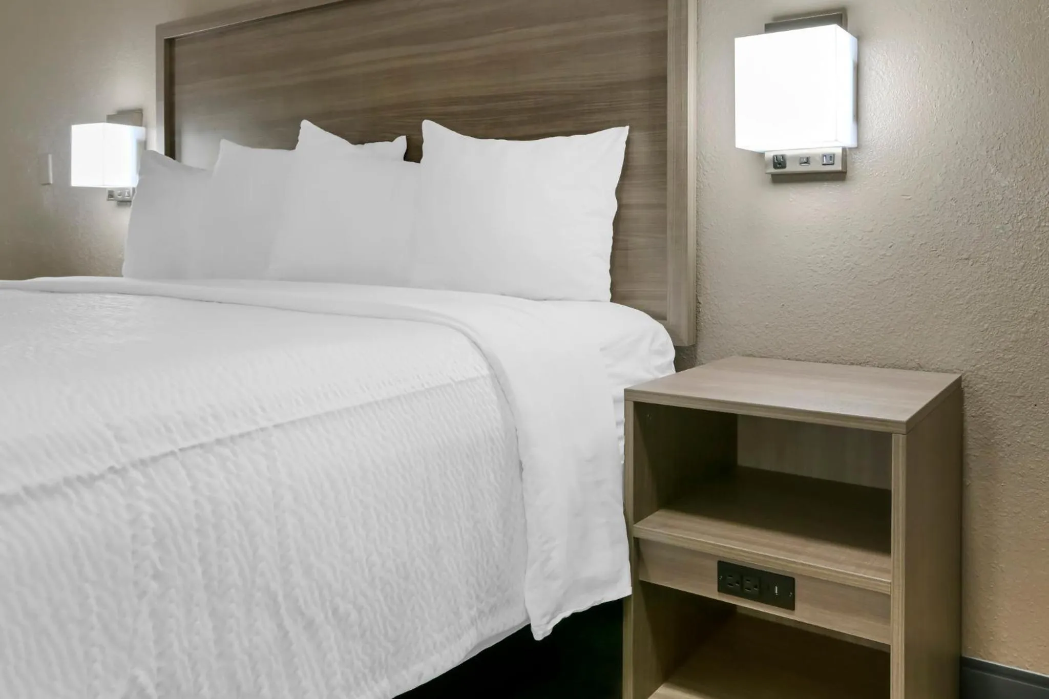 Photo of the whole room, Bed in Red Roof Inn Washington DC - Laurel