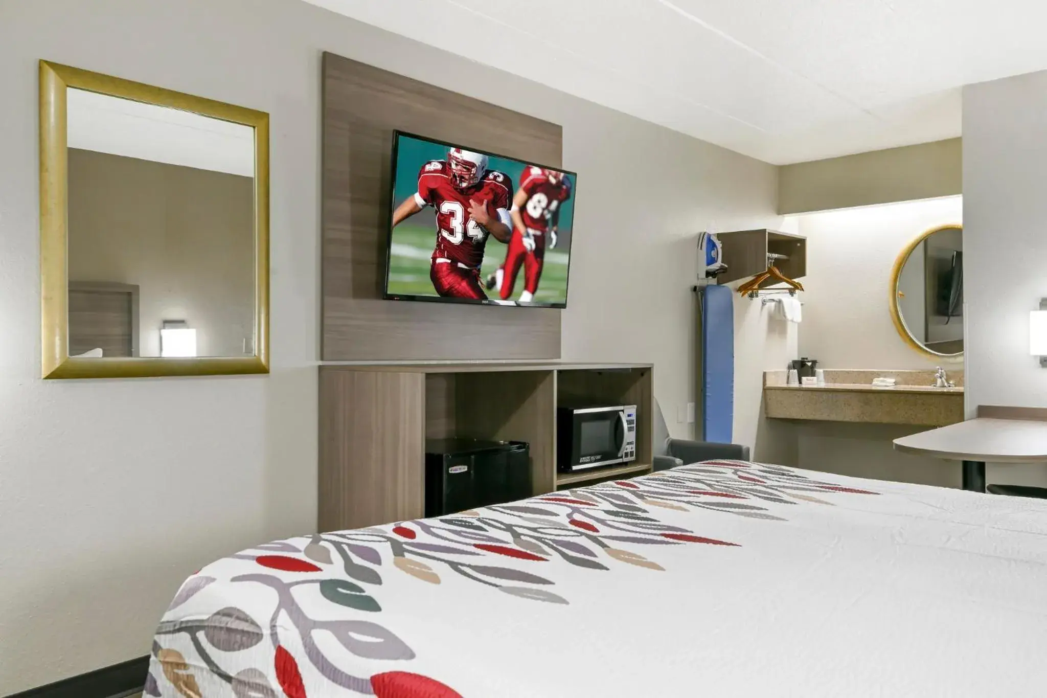 Superior King Room Smoke Free in Red Roof Inn Washington DC - Laurel Superior King Room Smoke Free in Red Roof Inn Washington DC - Laurel