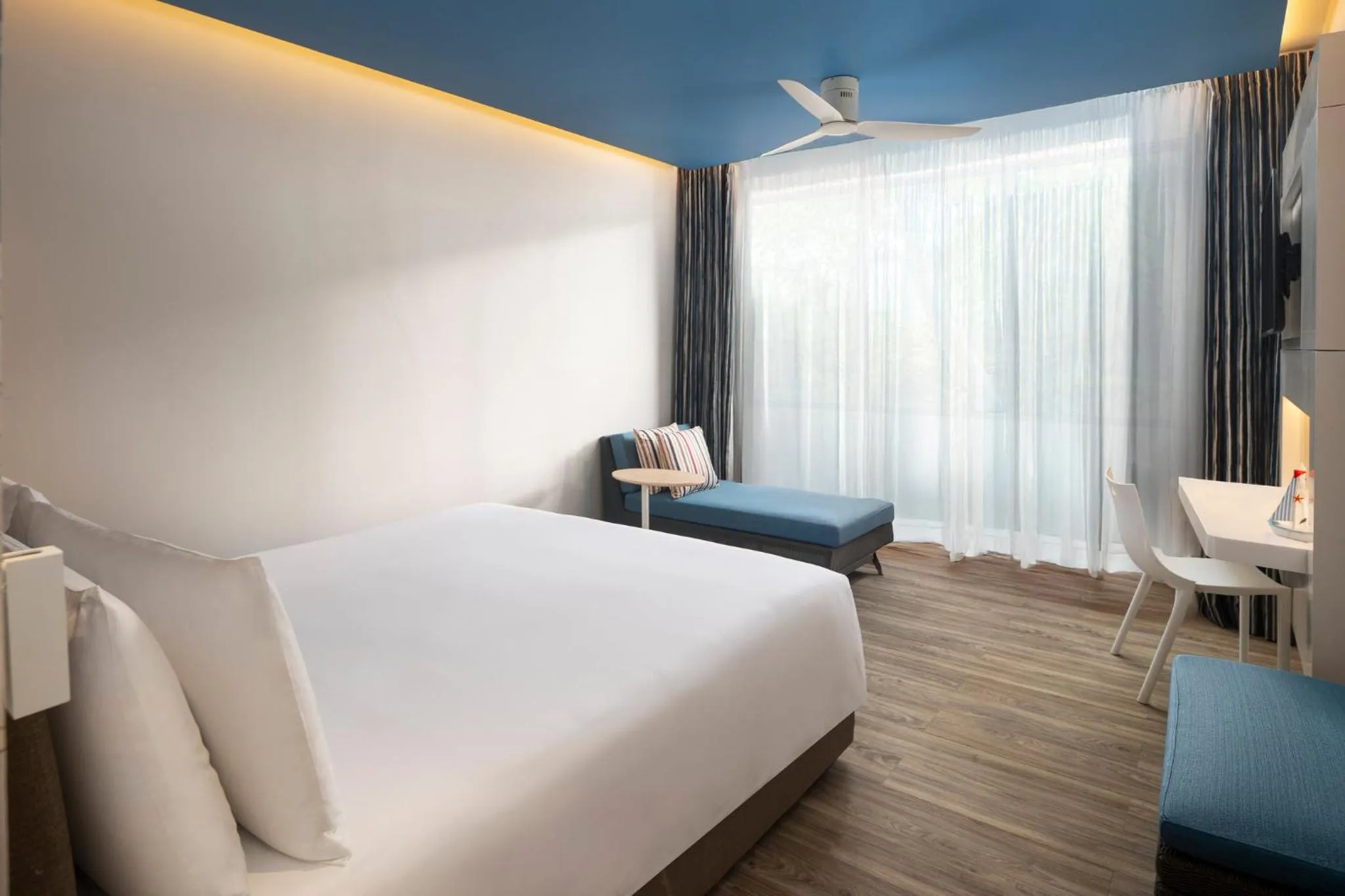 Photo of the whole room, Bed in OZO Phuket