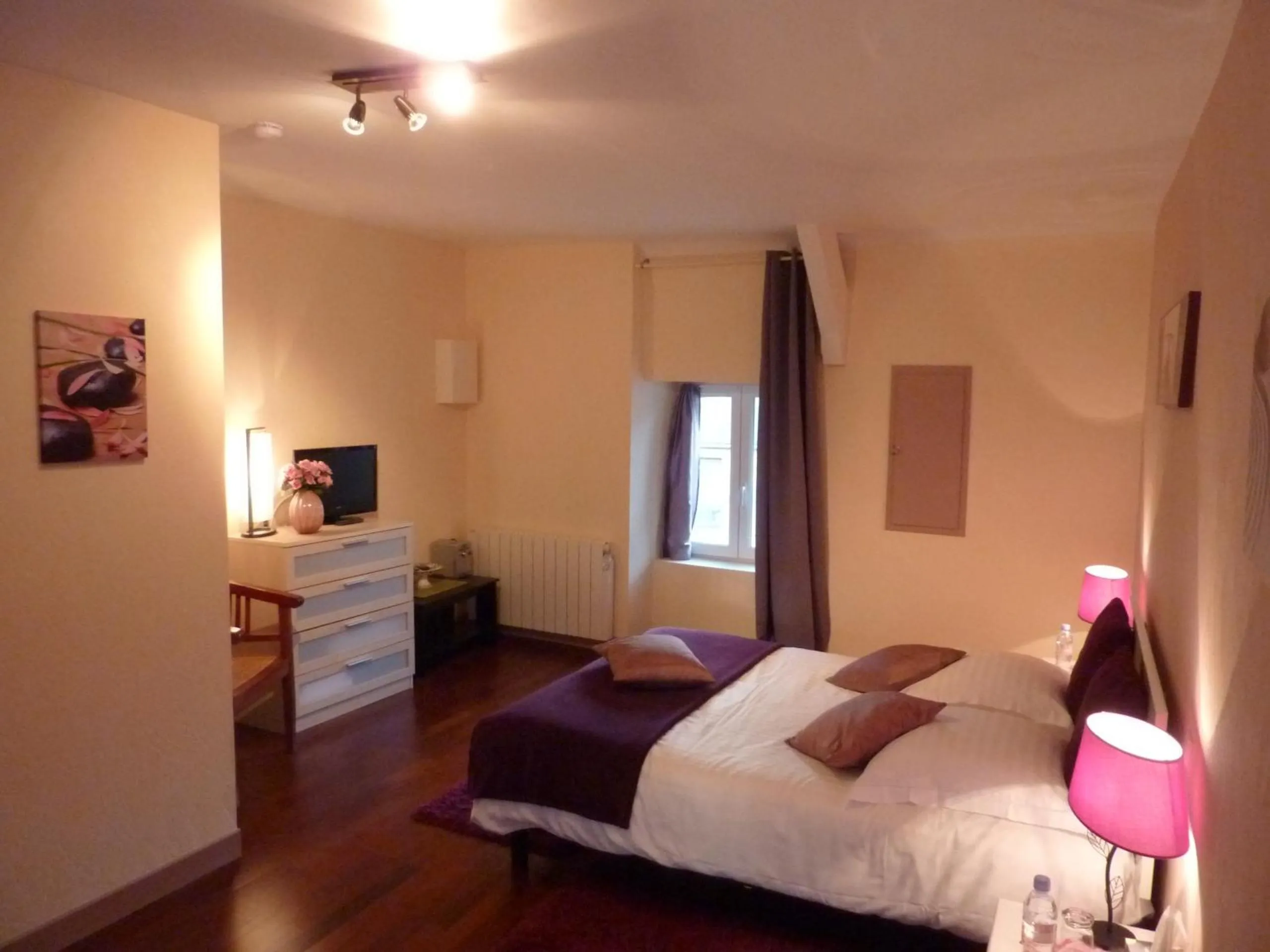 Bedroom in Maison d'Hôtes Les Belles de Mai