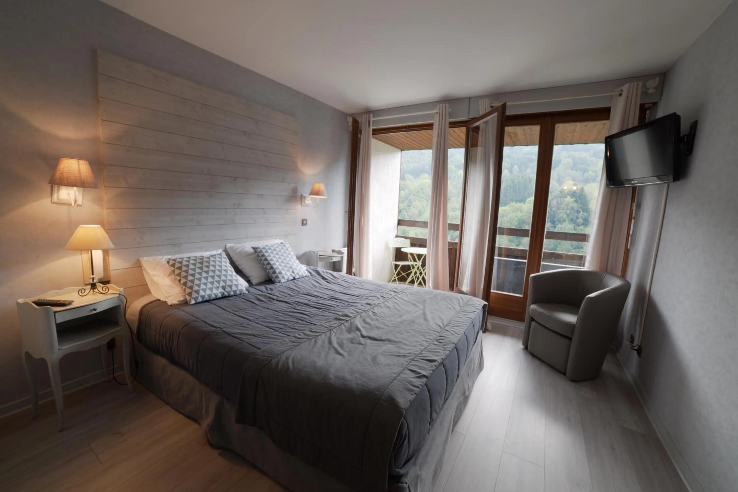 Photo of the whole room, Bed in La Cascade