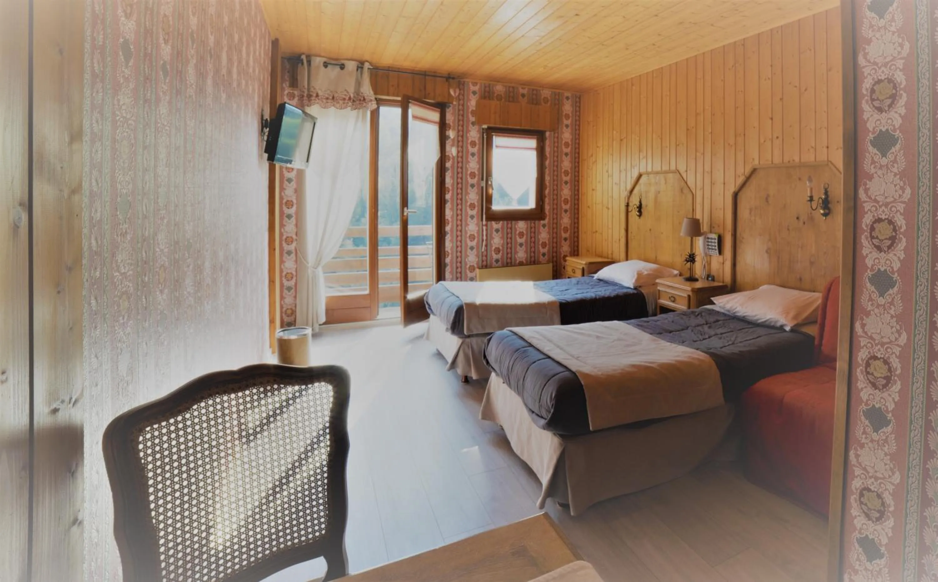 Photo of the whole room, Bed in La Cascade