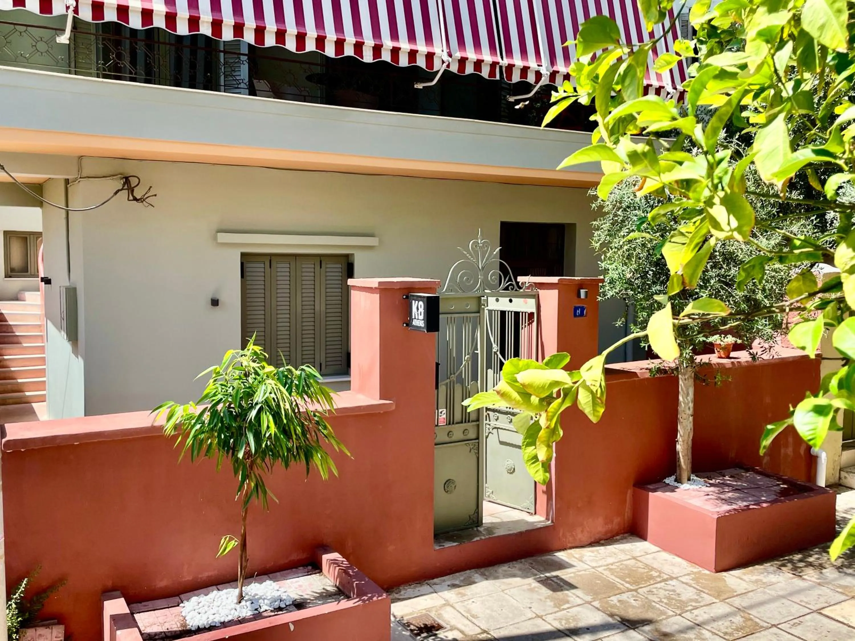 Facade/entrance in K8 Athens