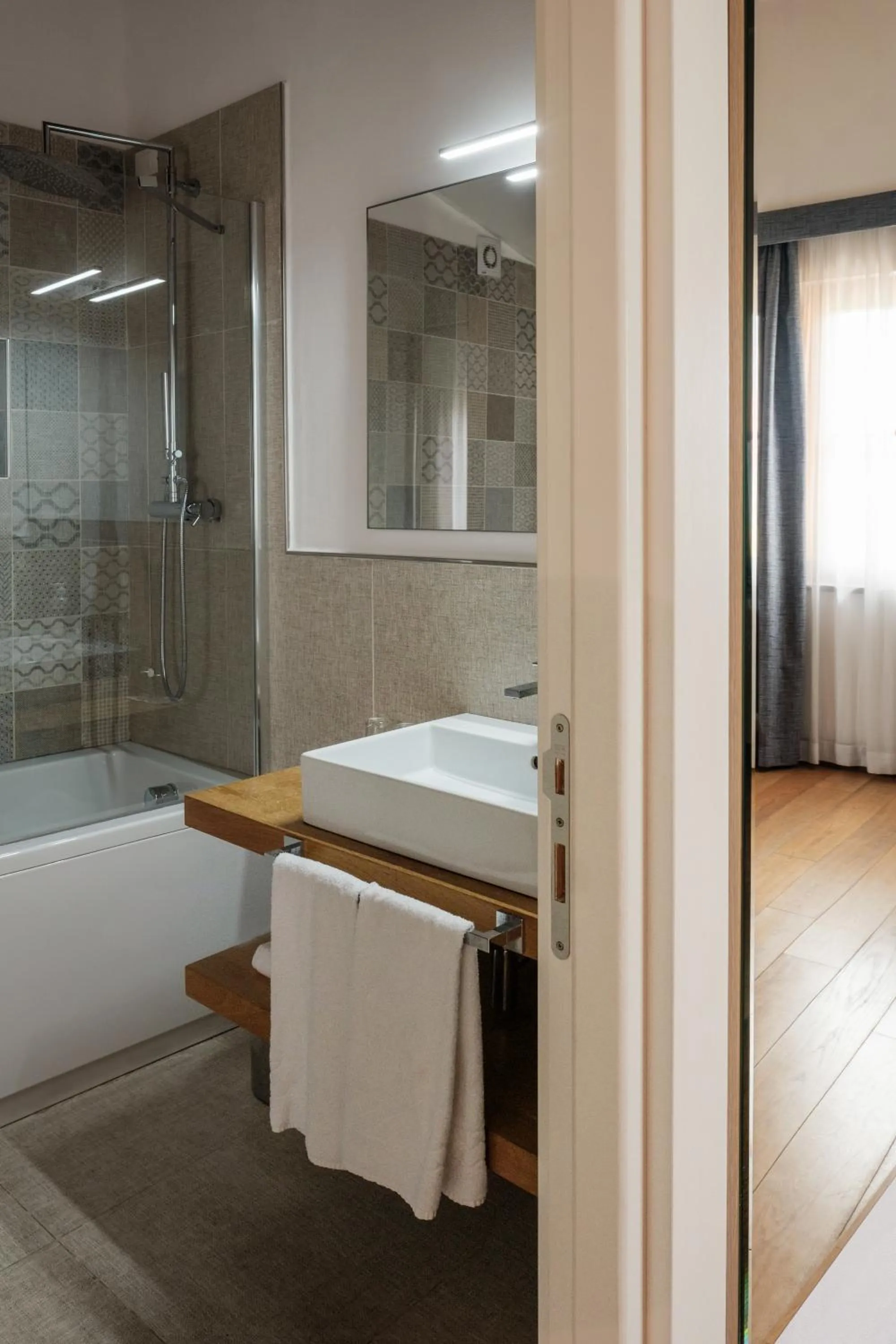 Shower in Villa Tolomei Hotel & Resort