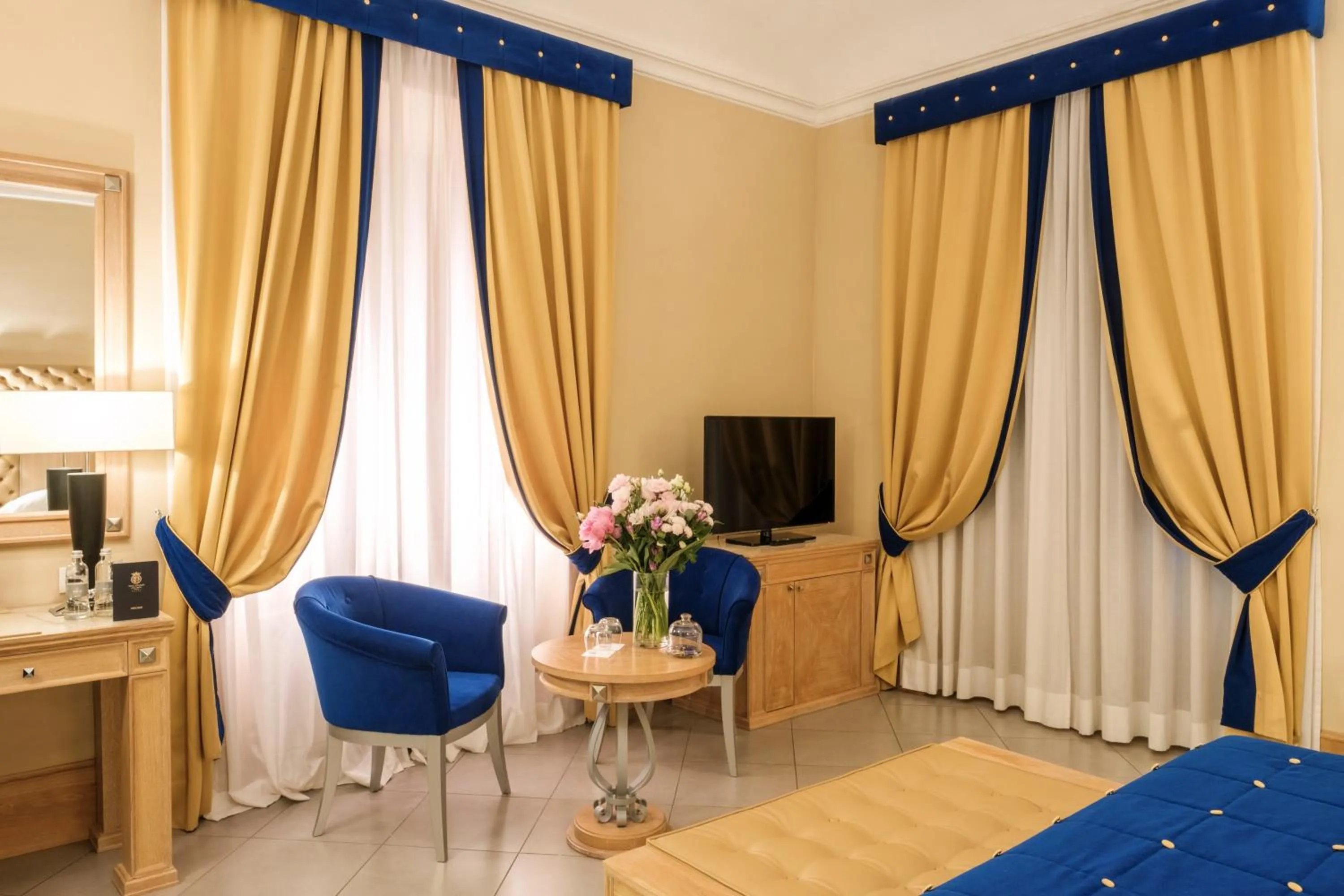 TV and multimedia, Bed in Villa Tolomei Hotel & Resort