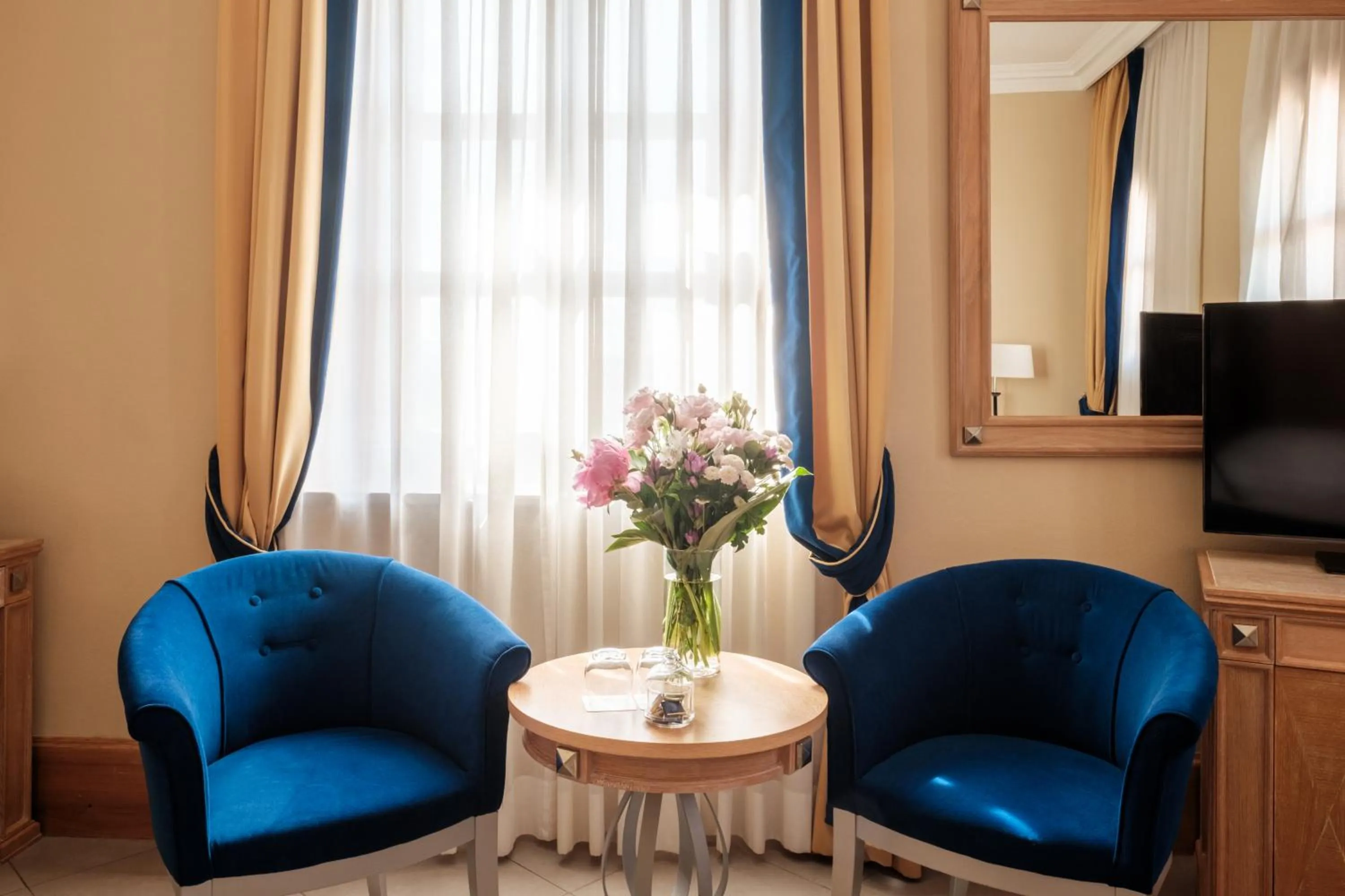 TV and multimedia in Villa Tolomei Hotel & Resort