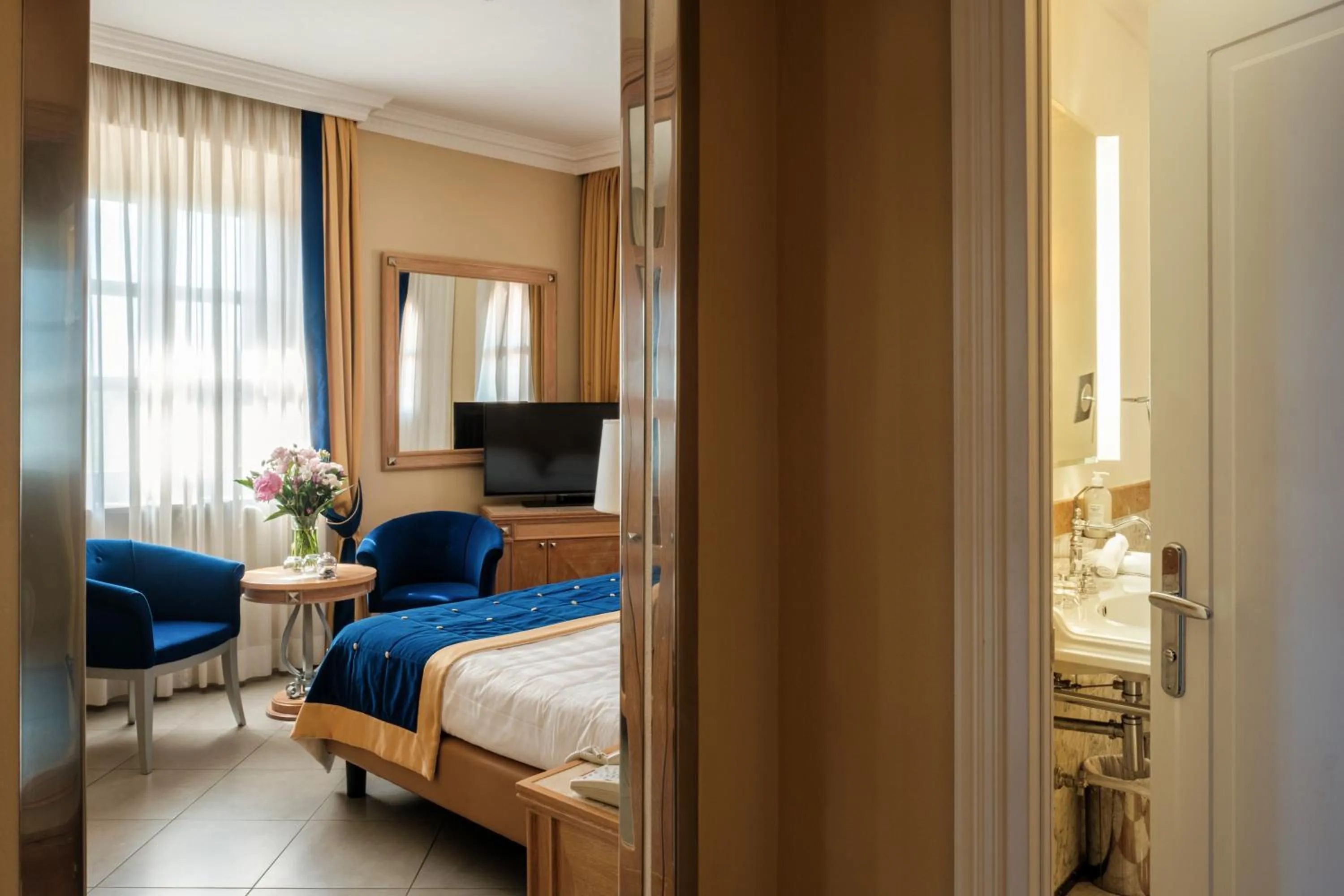 Bed in Villa Tolomei Hotel & Resort