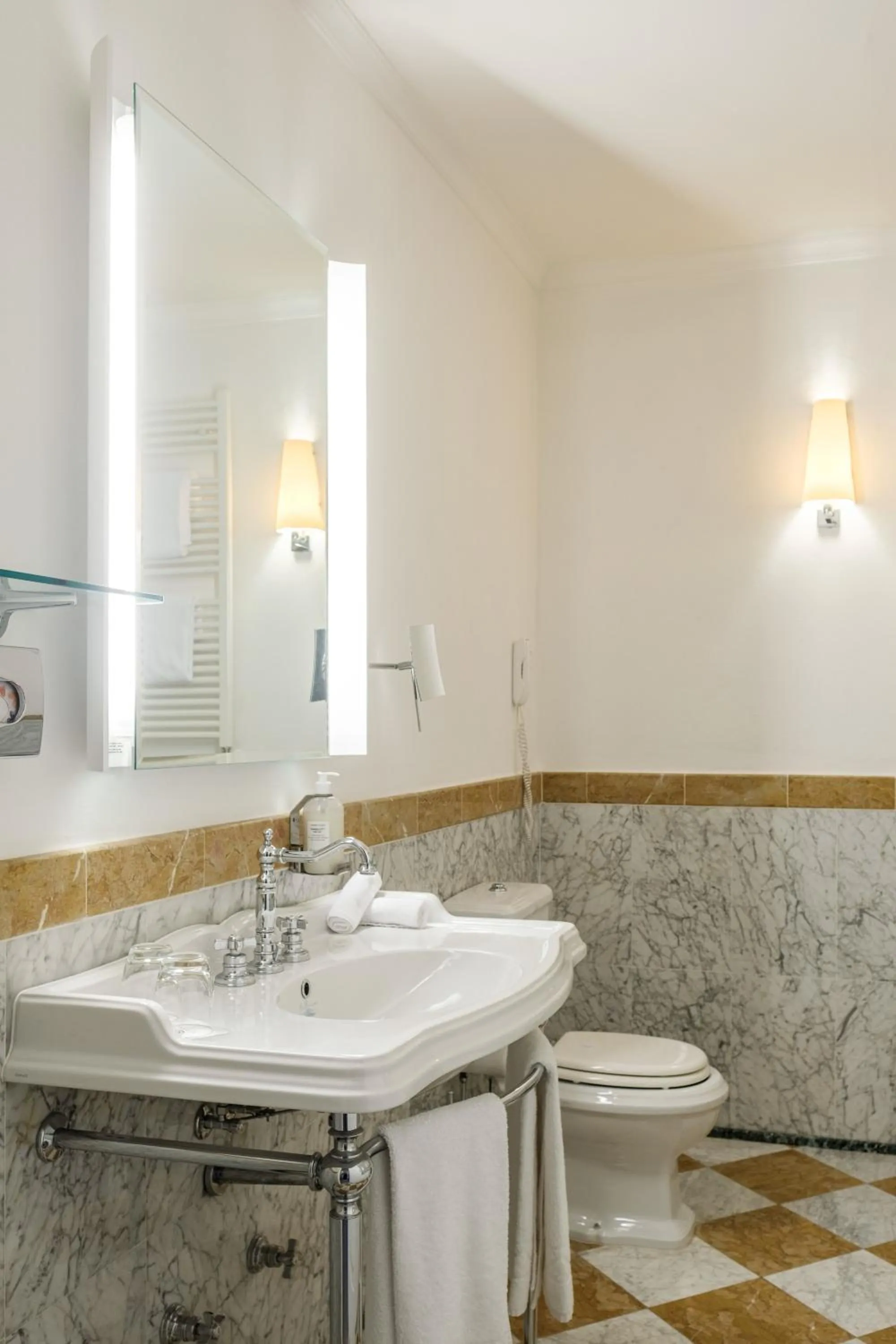 Toilet in Villa Tolomei Hotel & Resort