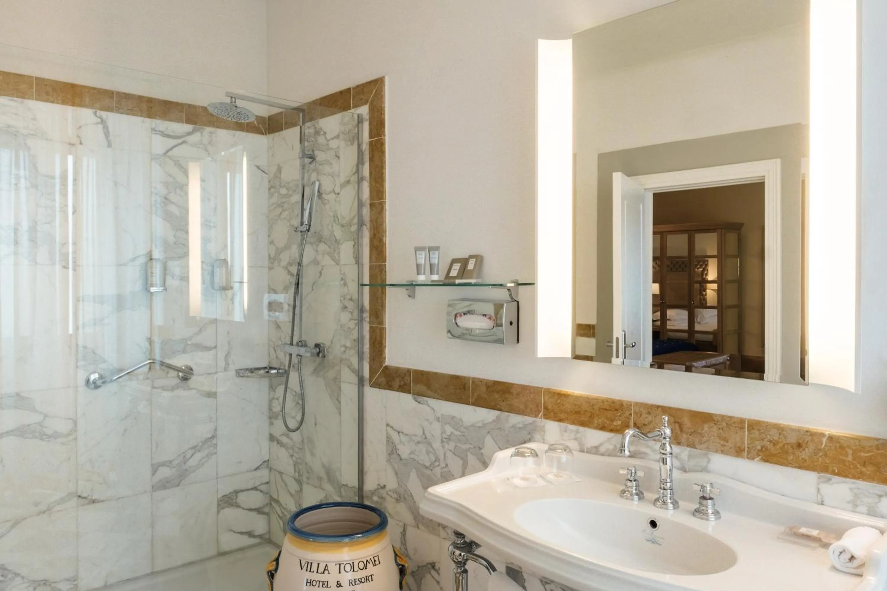 Shower in Villa Tolomei Hotel & Resort