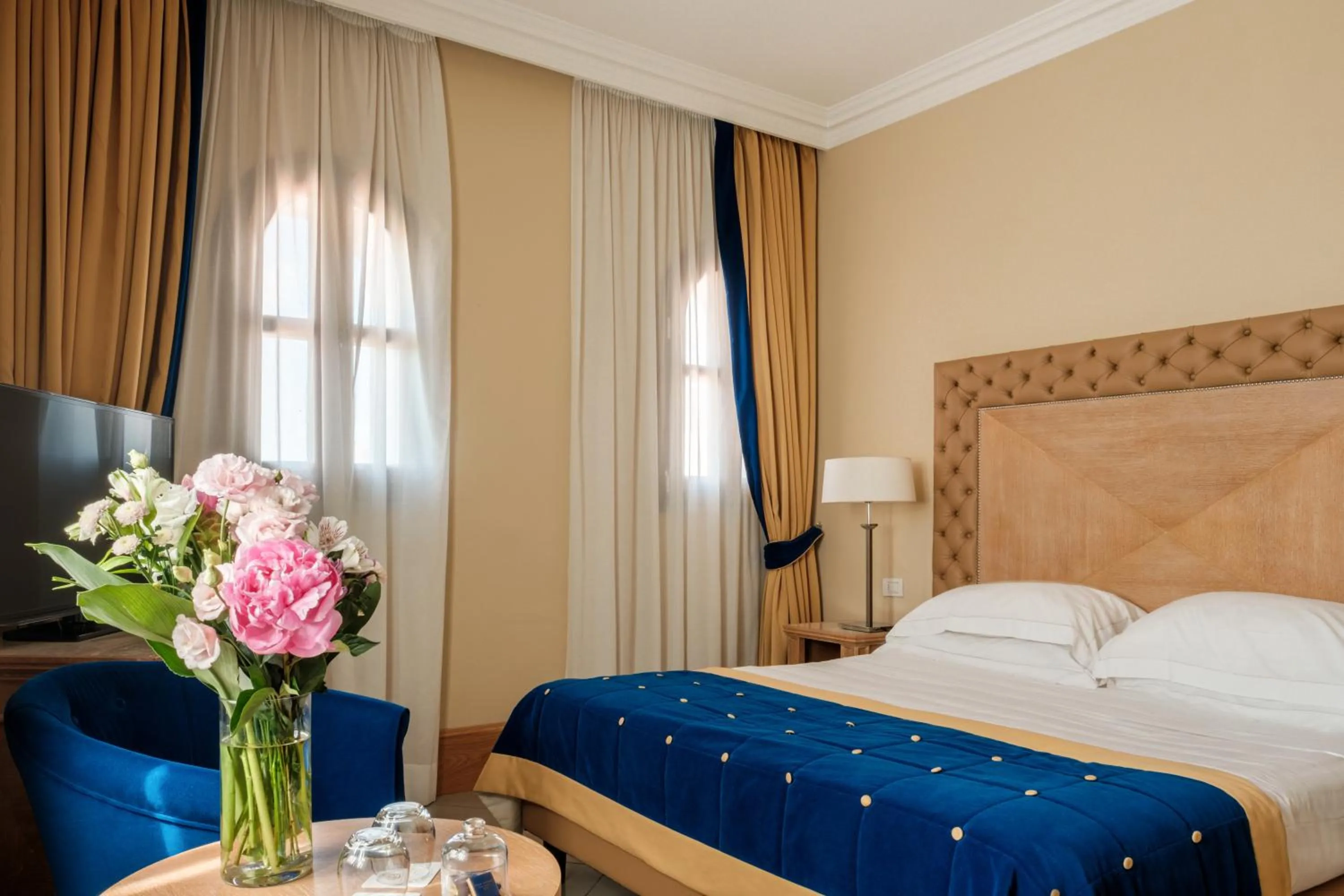 Bed in Villa Tolomei Hotel & Resort