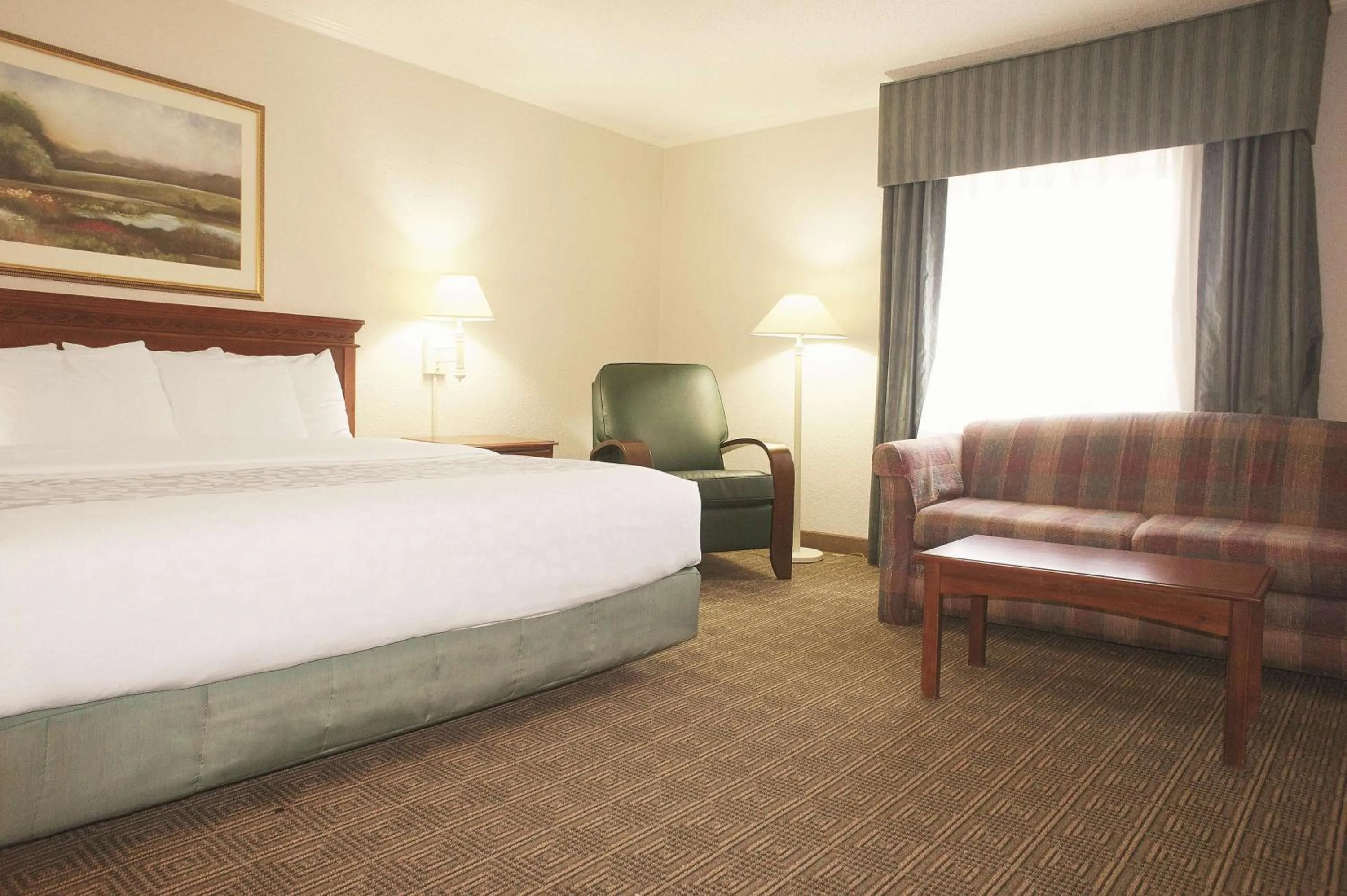 Photo of the whole room, Bed in La Quinta Inn by Wyndham Detroit Canton