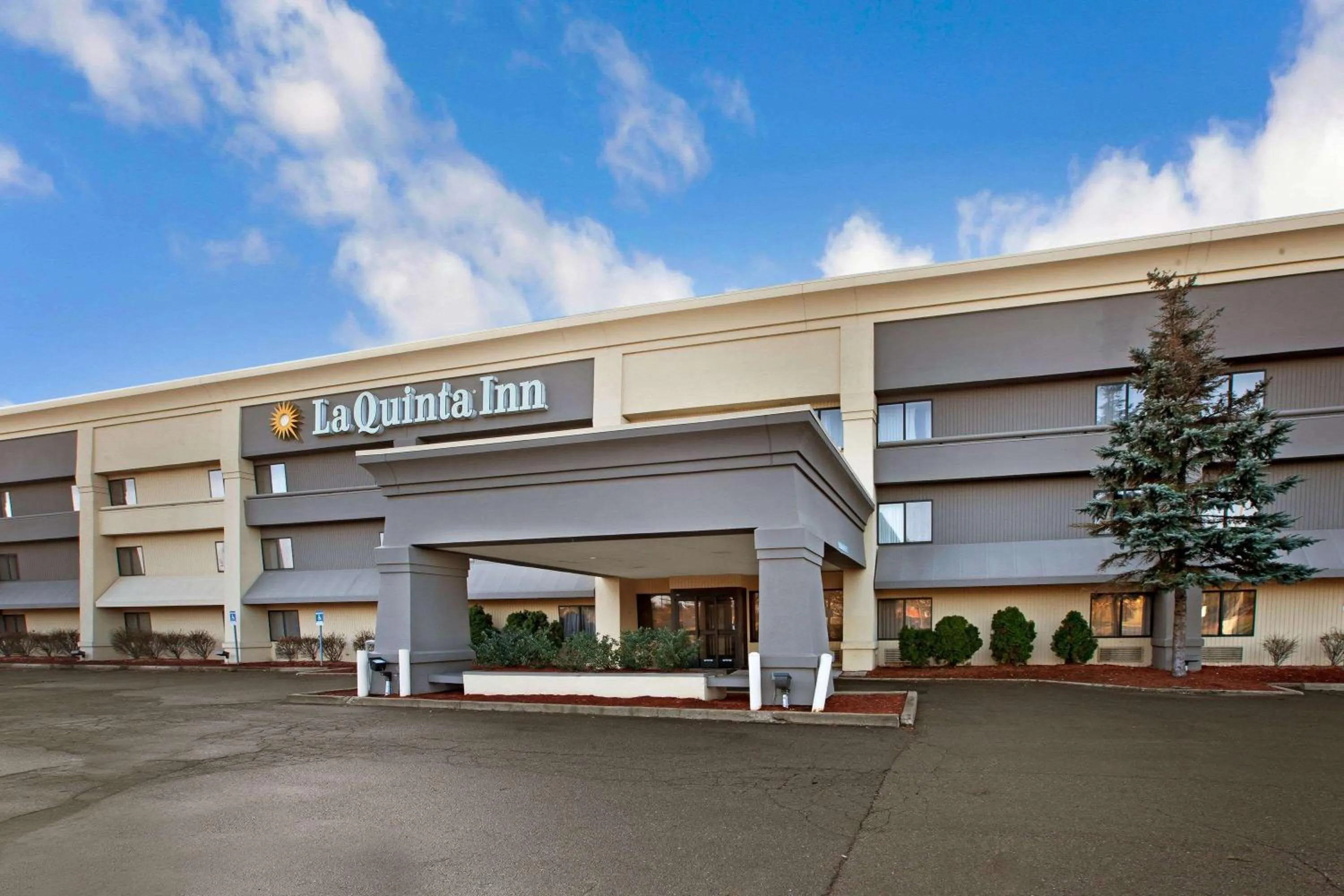 Property building in La Quinta Inn by Wyndham Detroit Canton