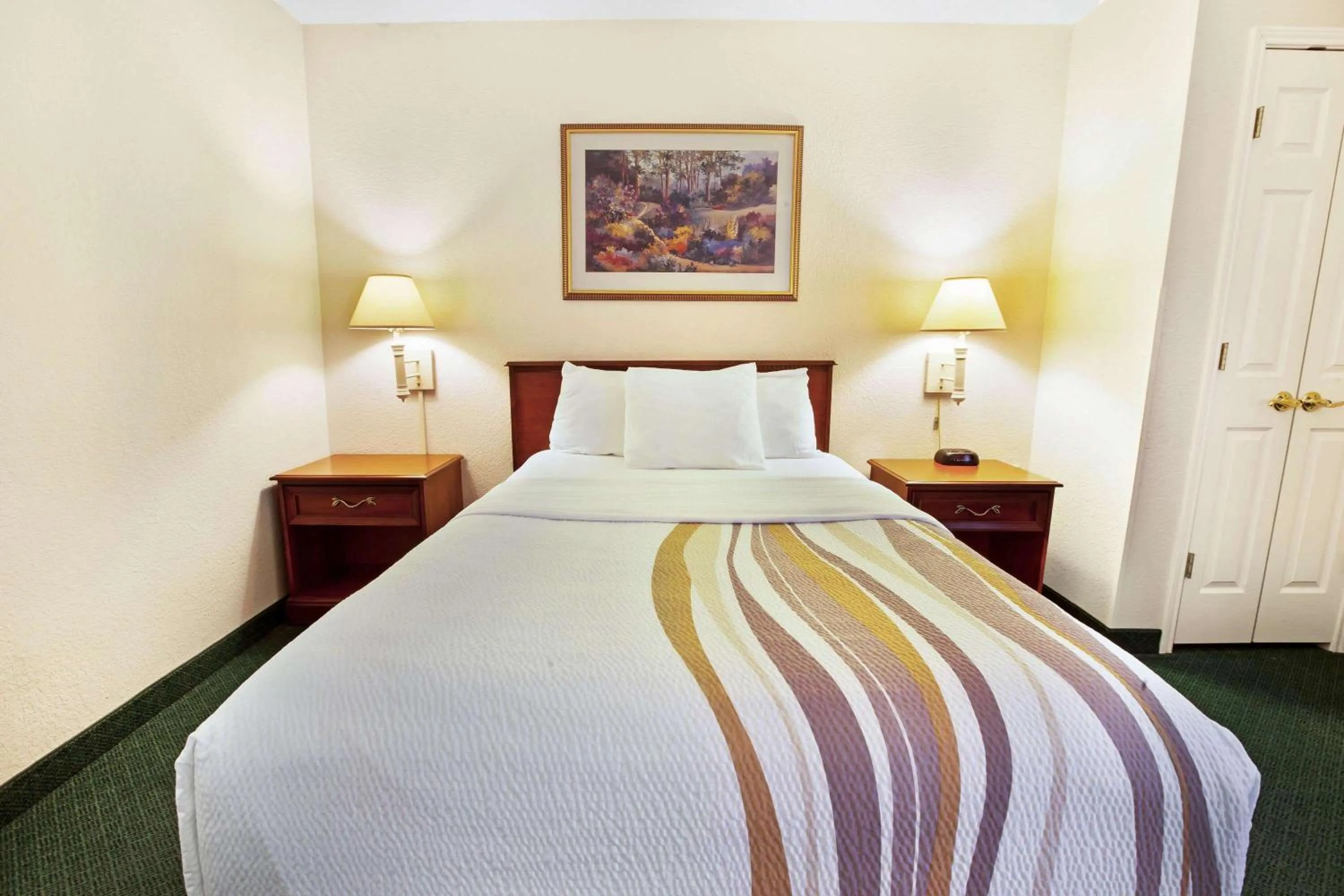 Photo of the whole room, Bed in La Quinta Inn by Wyndham Detroit Canton