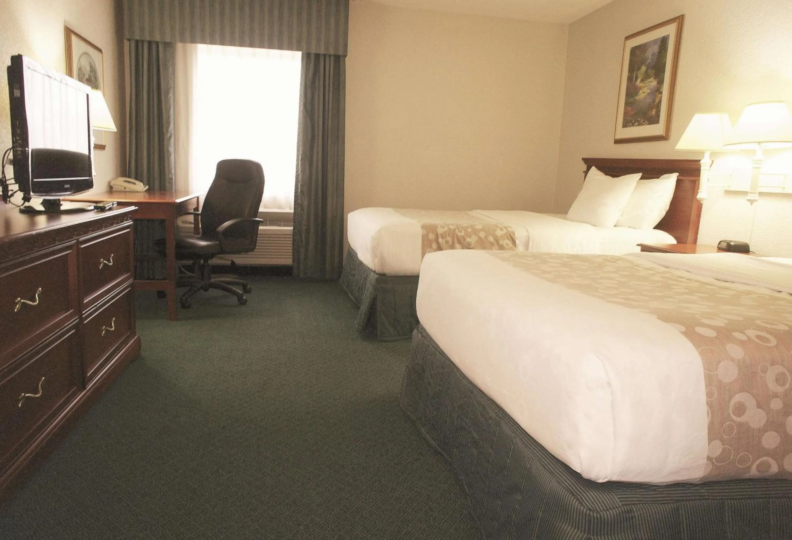 Photo of the whole room, Bed in La Quinta Inn by Wyndham Detroit Canton