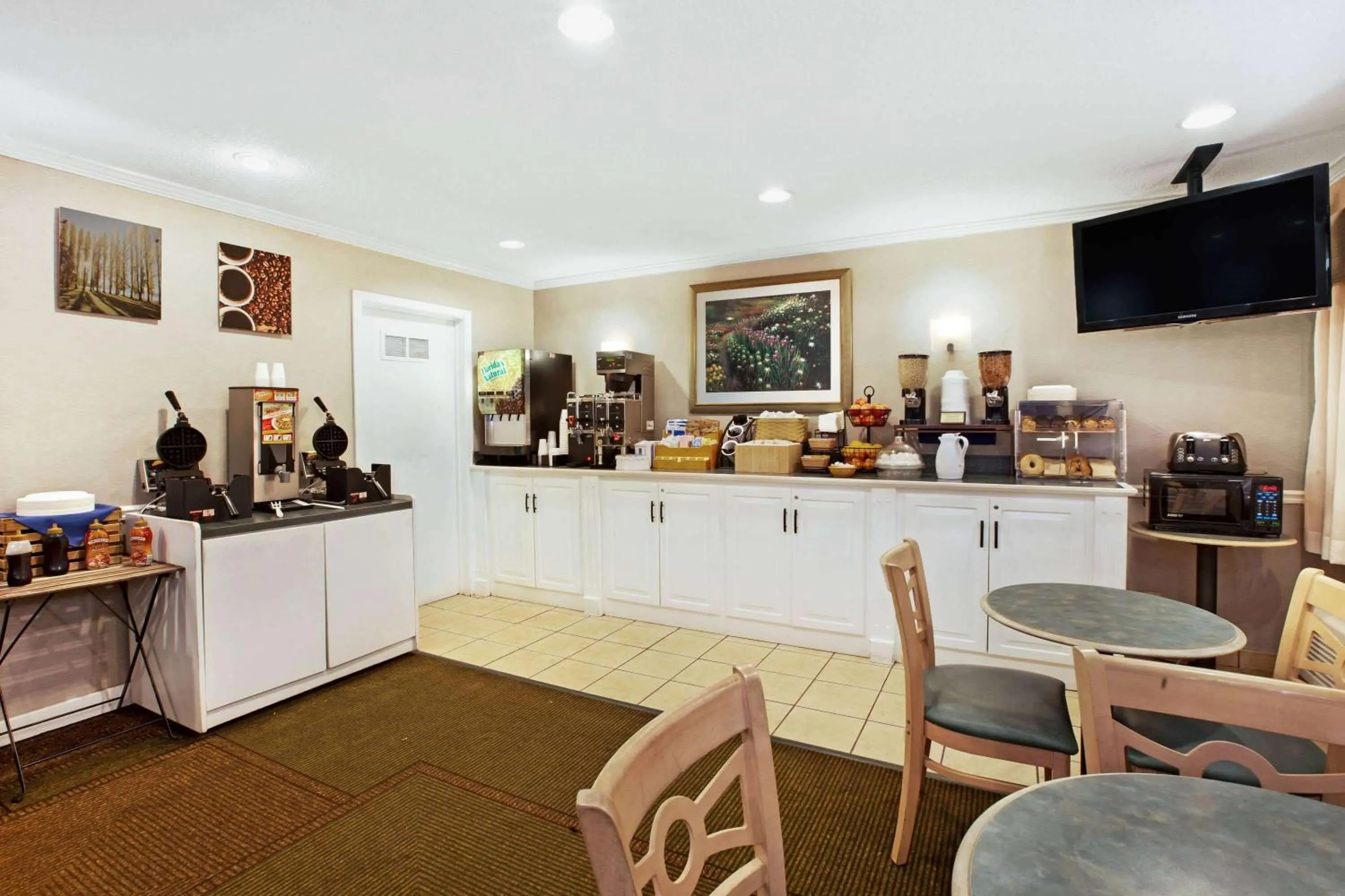 Restaurant/places to eat in La Quinta Inn by Wyndham Detroit Canton