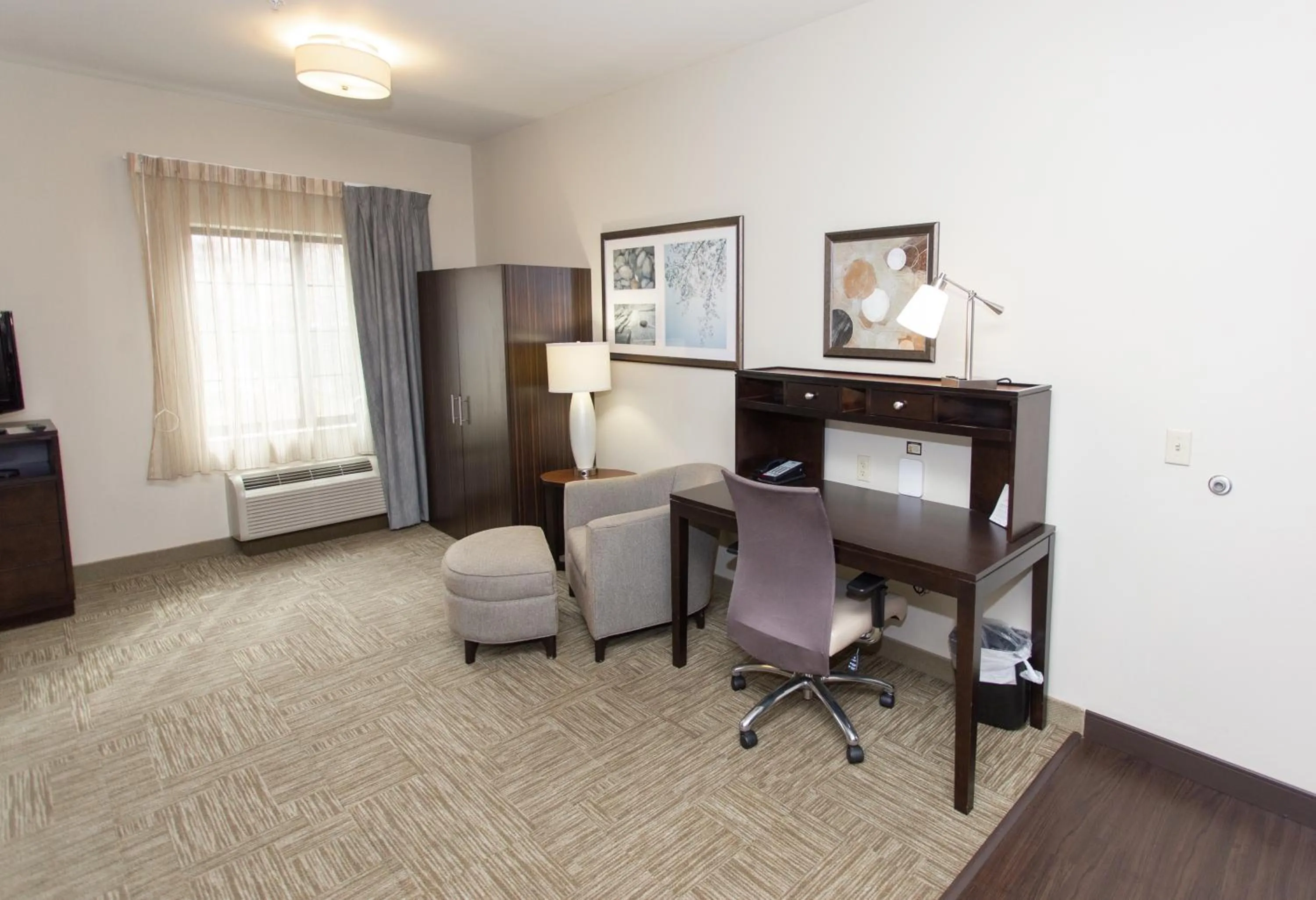 TV and multimedia in Staybridge Suites Bowling Green by IHG