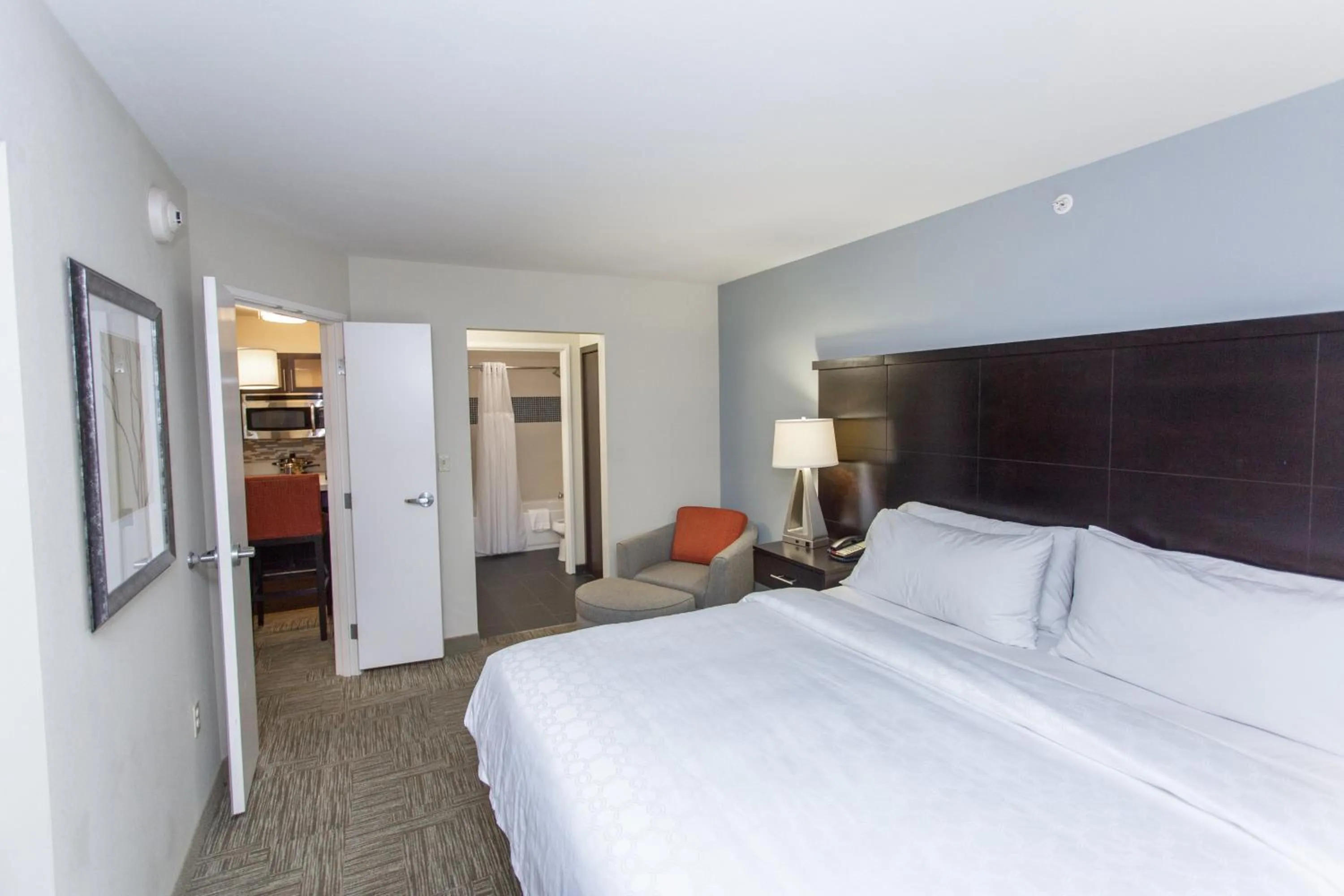 Photo of the whole room, Bed in Staybridge Suites Bowling Green by IHG