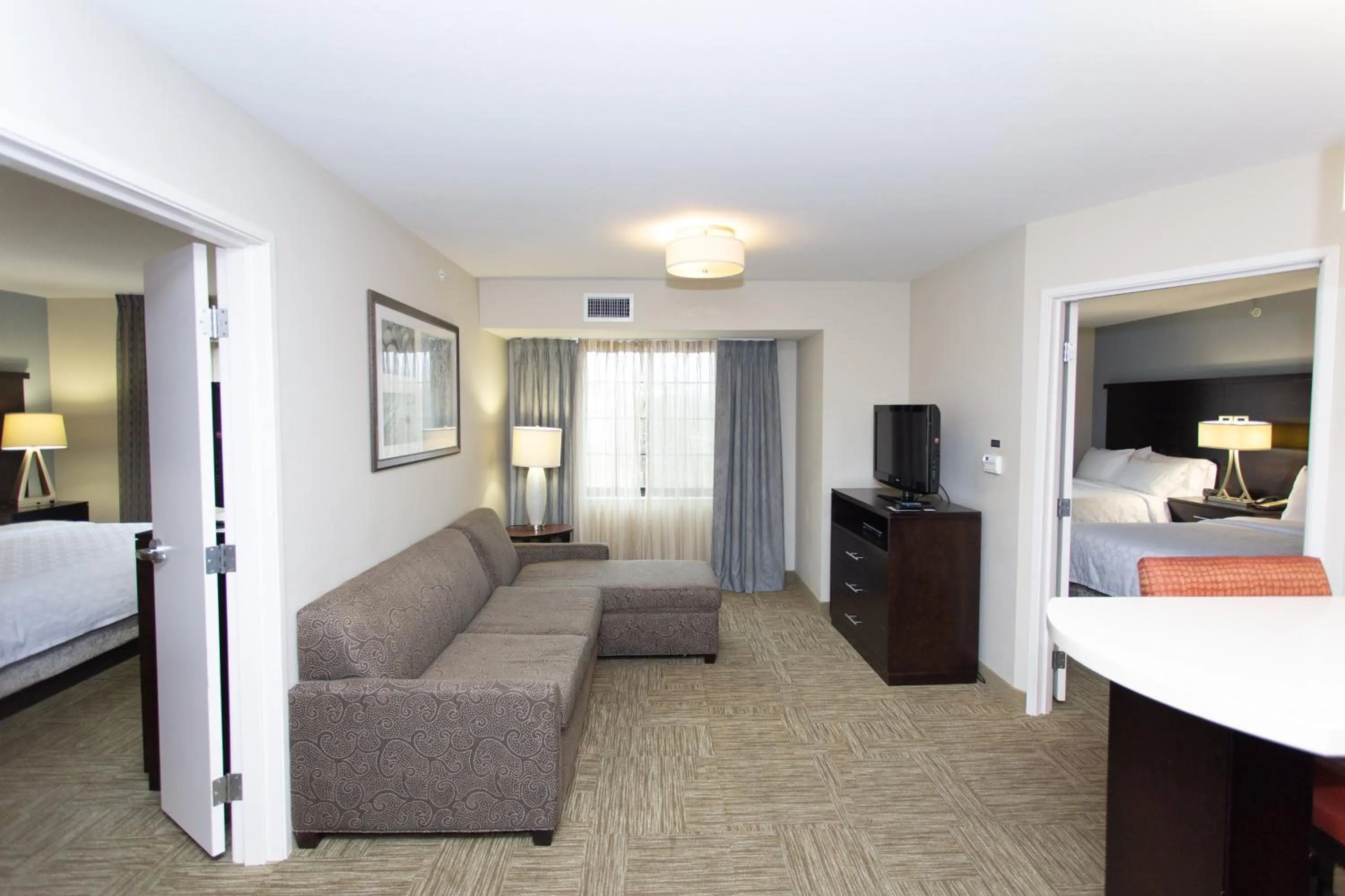 Photo of the whole room, Bed in Staybridge Suites Bowling Green by IHG