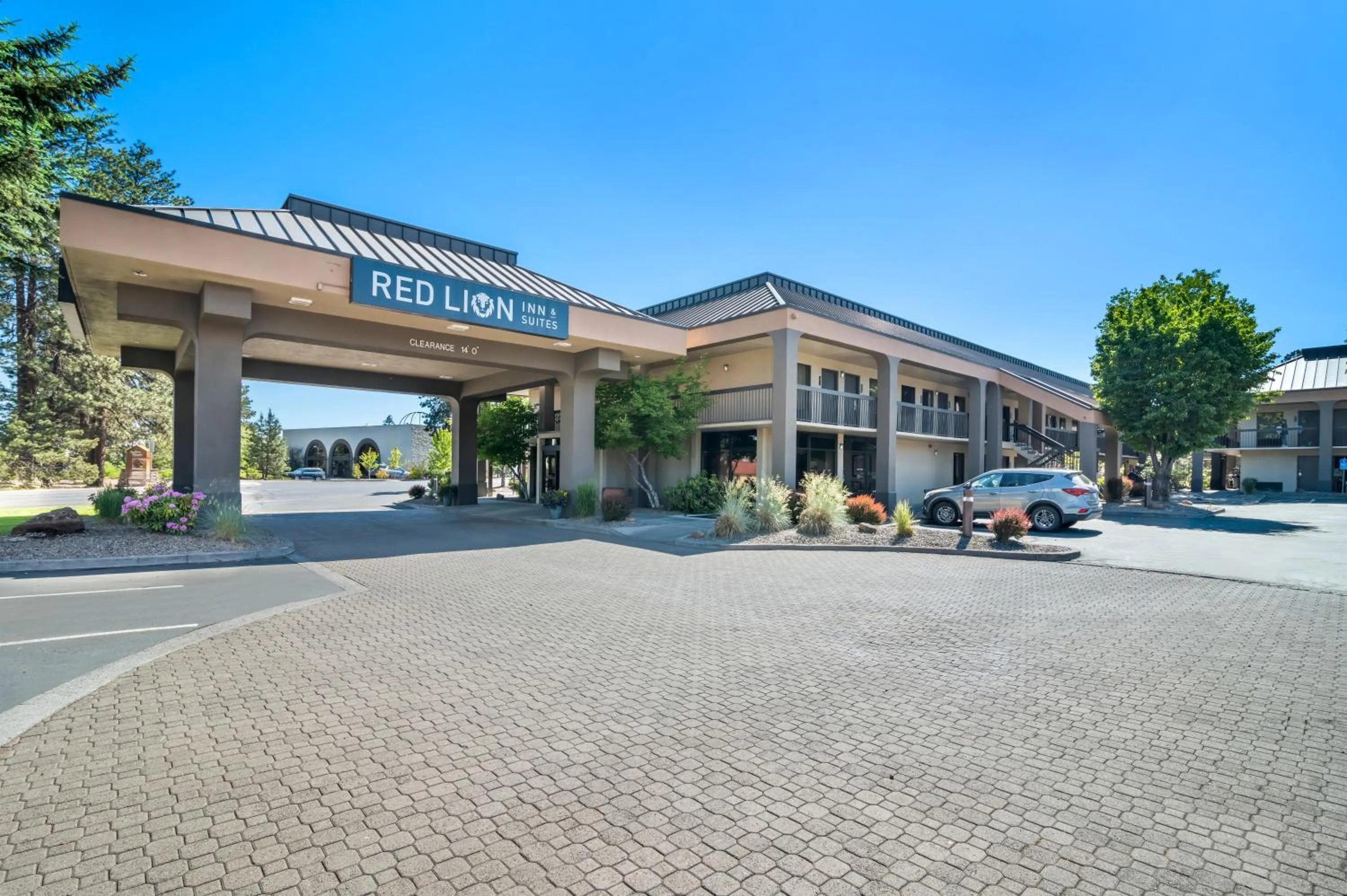 Property building in Red Lion Inn & Suites Deschutes River - Bend