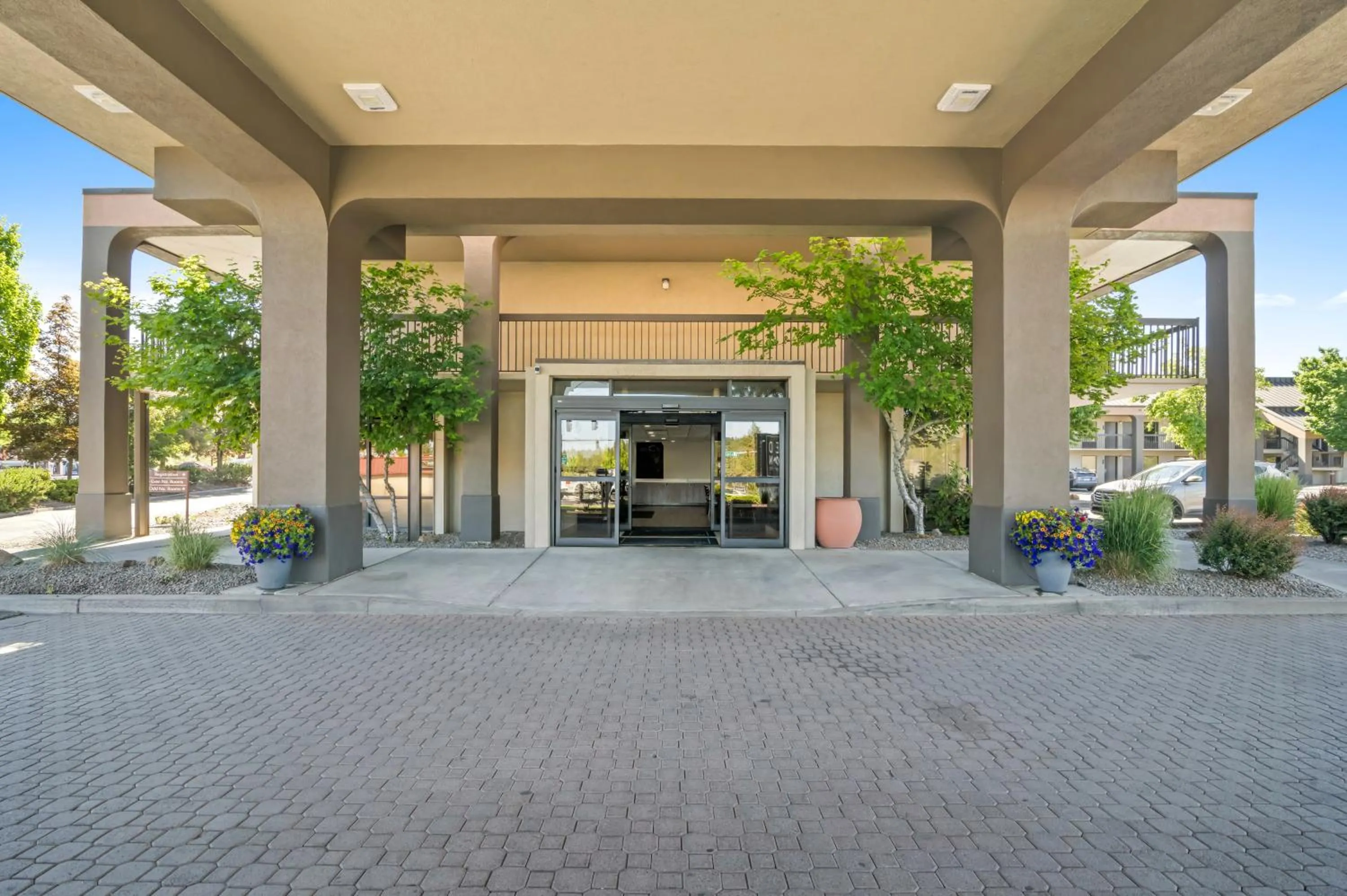 Property building in Red Lion Inn & Suites Deschutes River - Bend