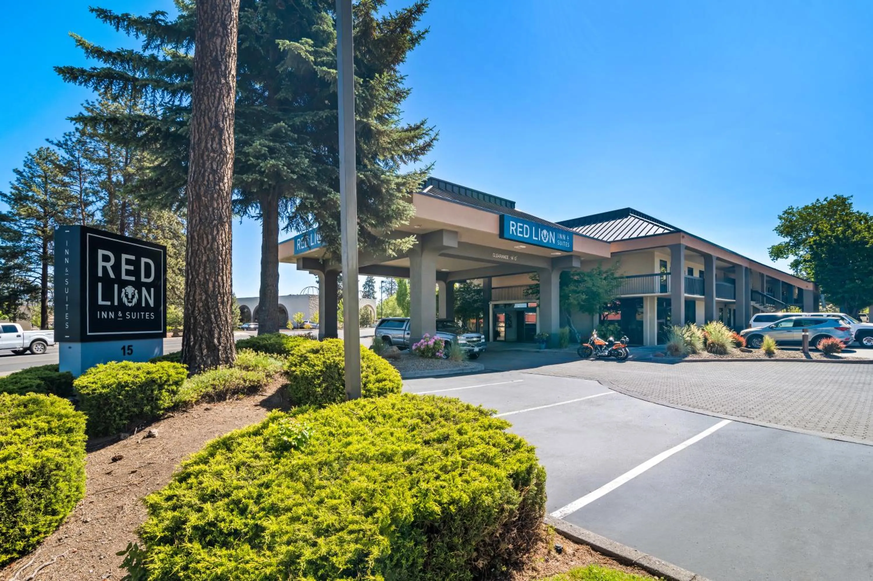 Property building in Red Lion Inn & Suites Deschutes River - Bend