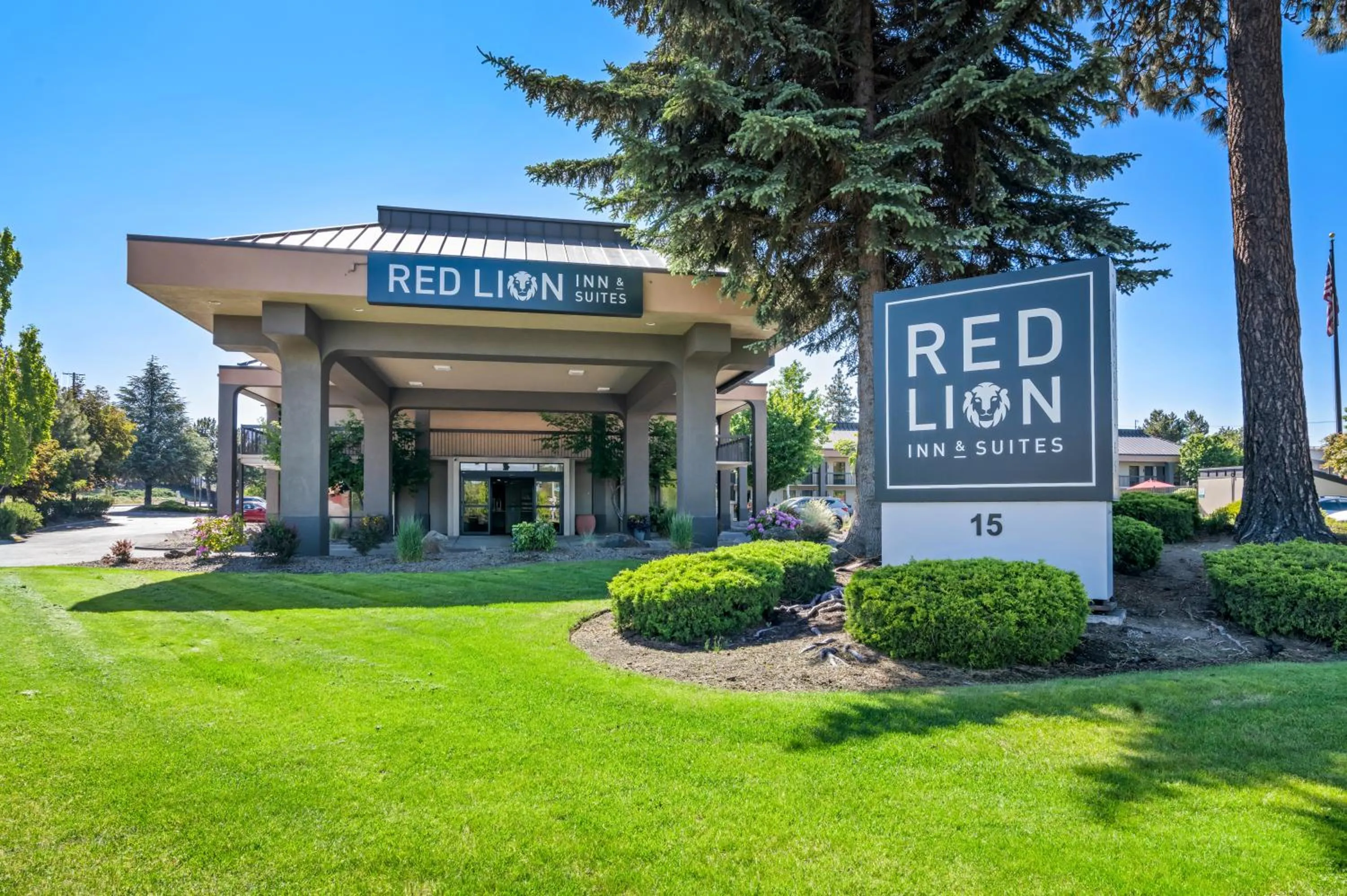 Property building in Red Lion Inn & Suites Deschutes River - Bend