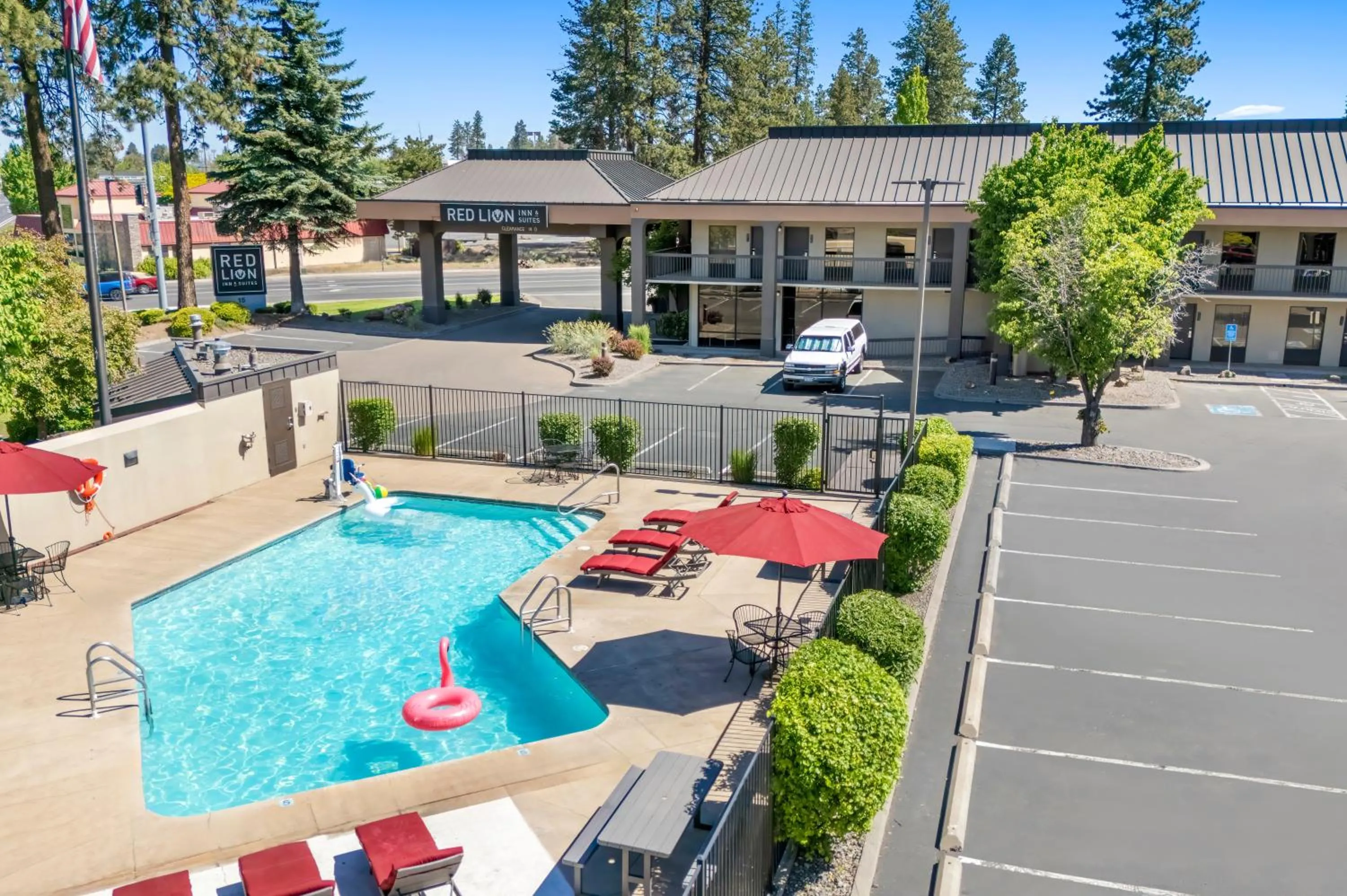 Property building in Red Lion Inn & Suites Deschutes River - Bend