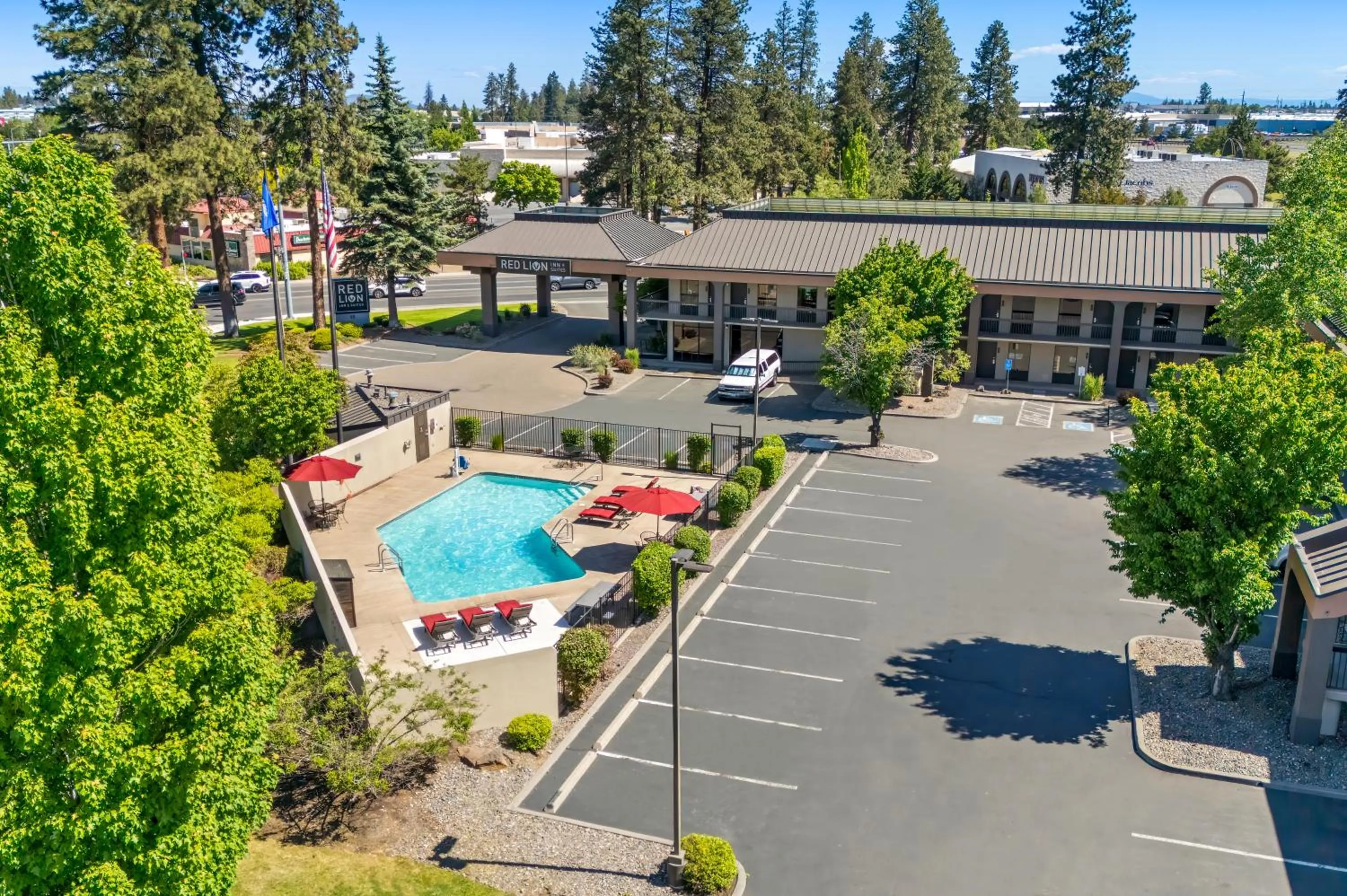 Property building in Red Lion Inn & Suites Deschutes River - Bend