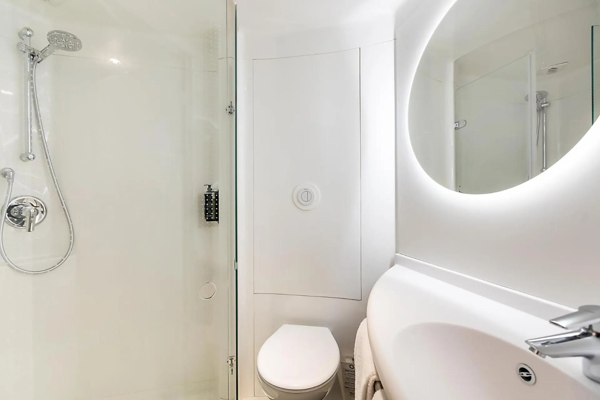 Bathroom in Hotel ibis Lisboa Alfragide