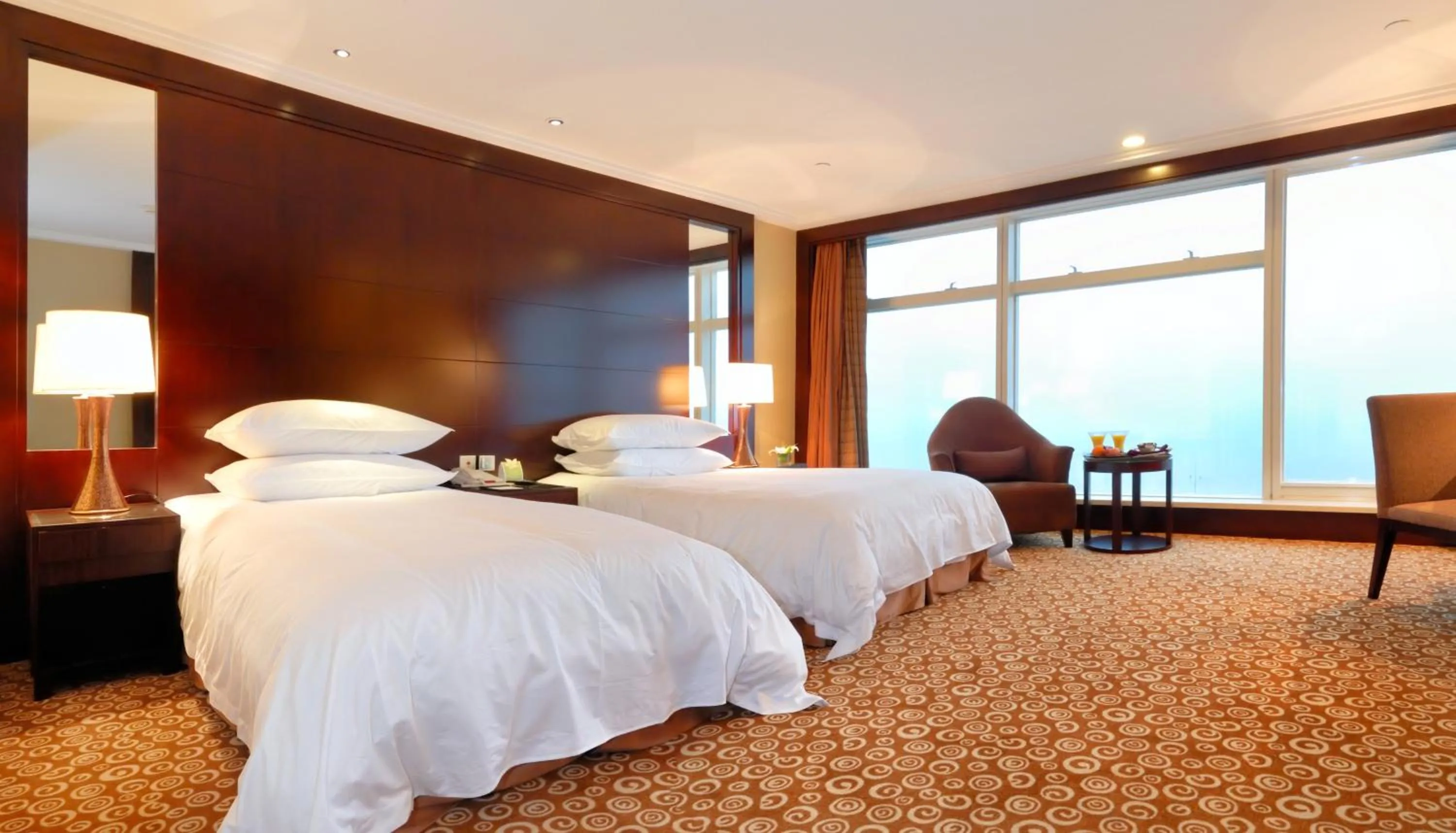 Bedroom in Golden Eagle Summit Hotel (Downtown)