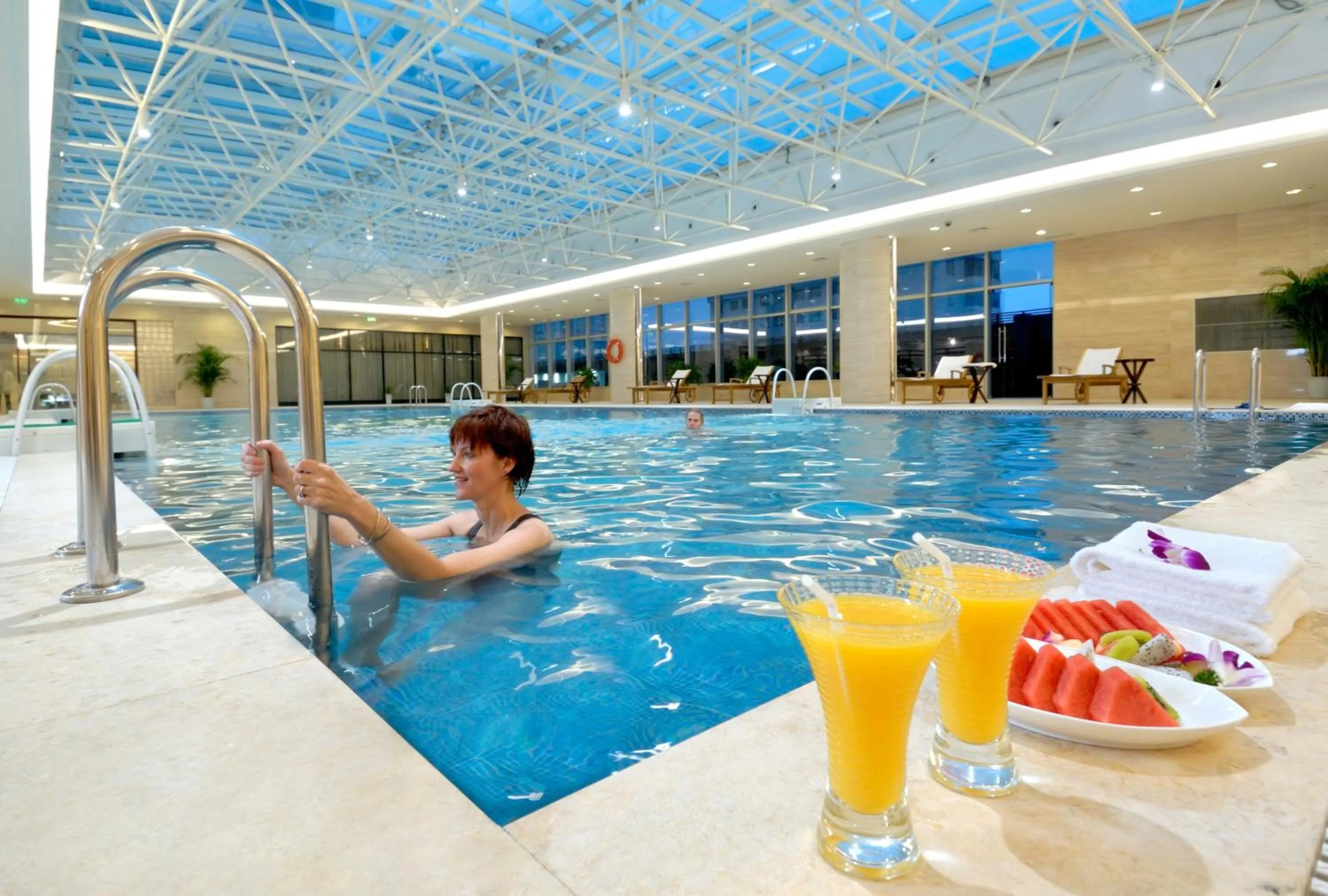 Swimming pool in Golden Eagle Summit Hotel (Downtown)