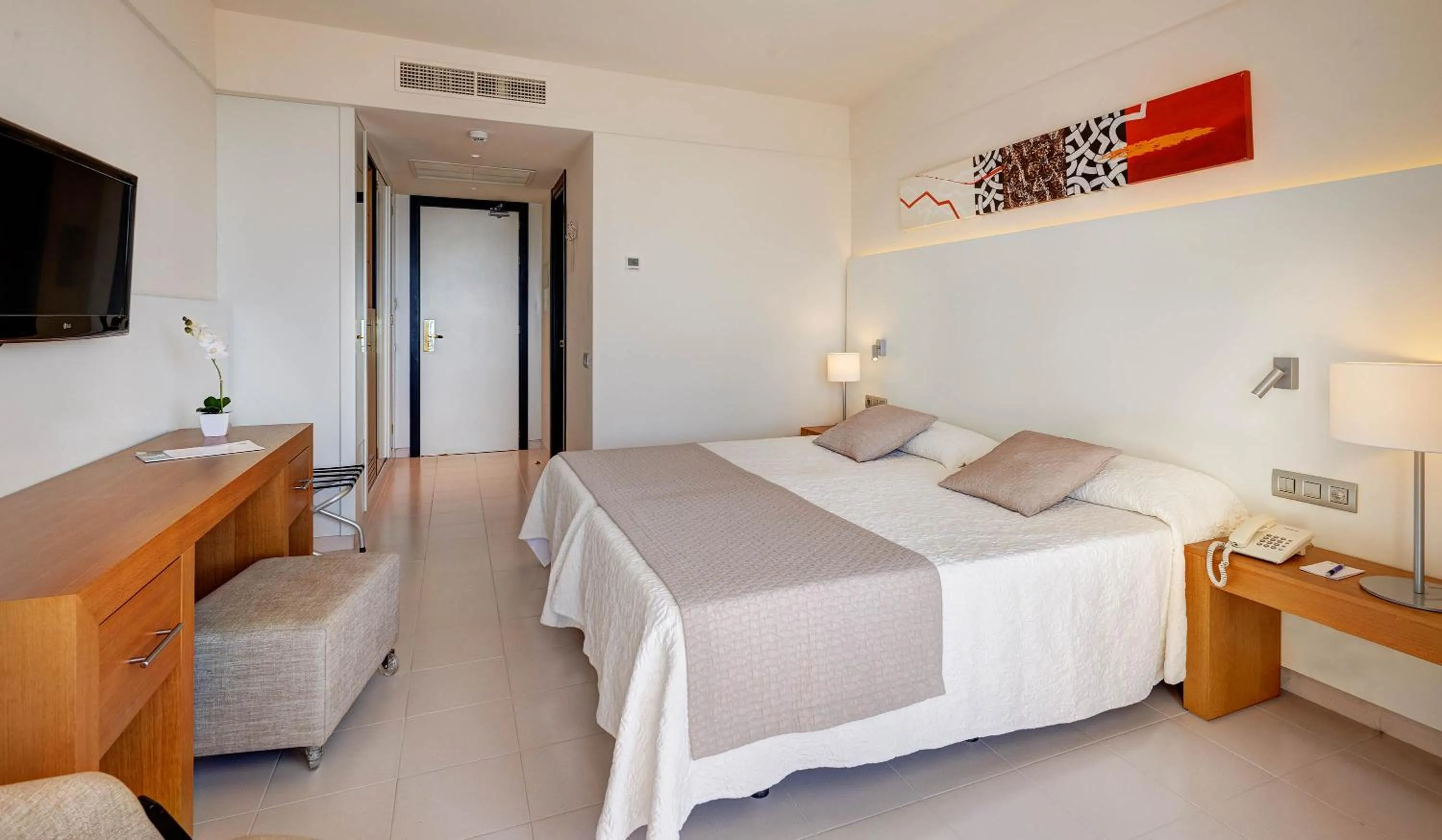 Photo of the whole room, Bed in Welikehotel Marfil Playa
