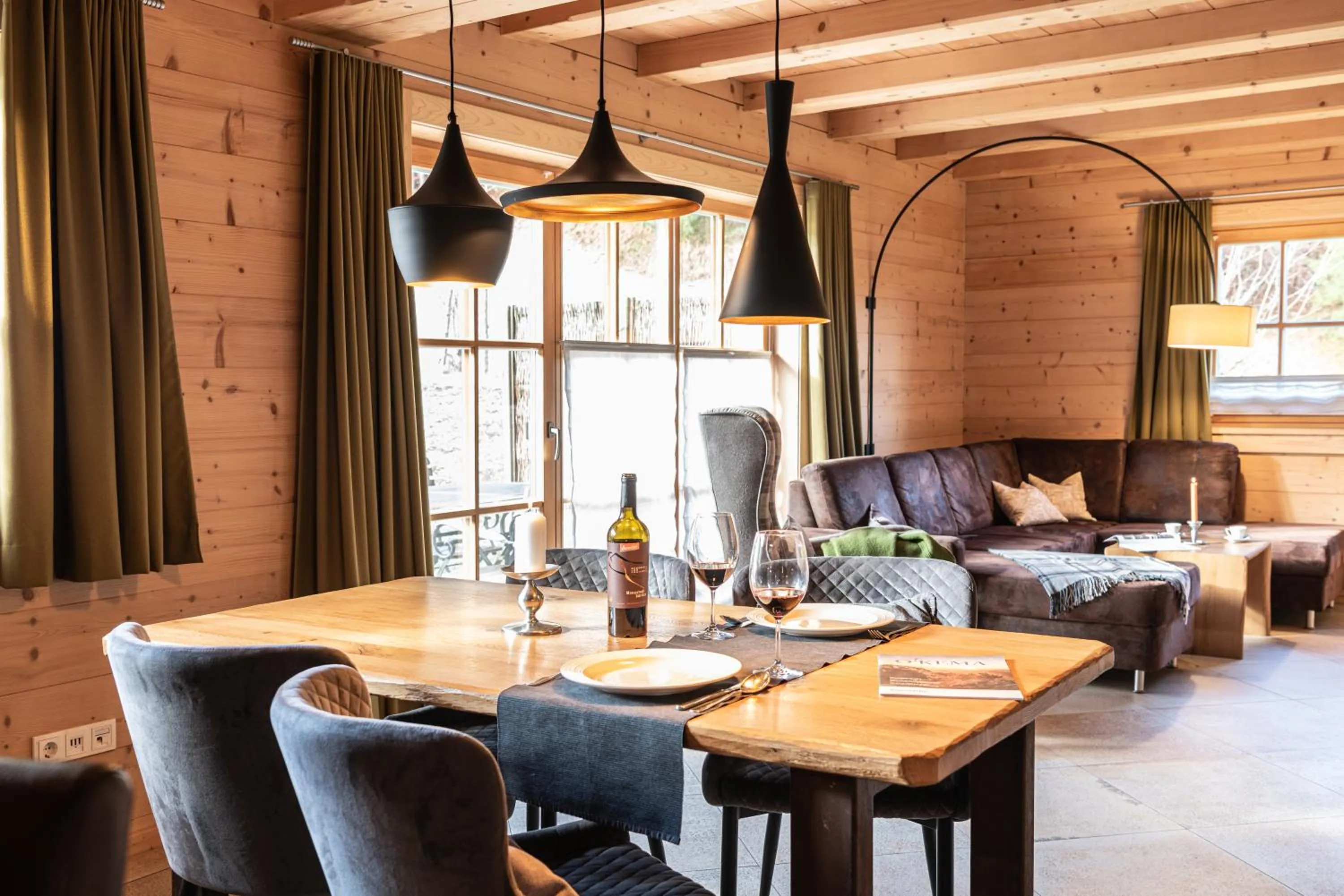 Dining area in Chalets & Apartments Beim Waicher zwischen Salzburg und Chiemsee