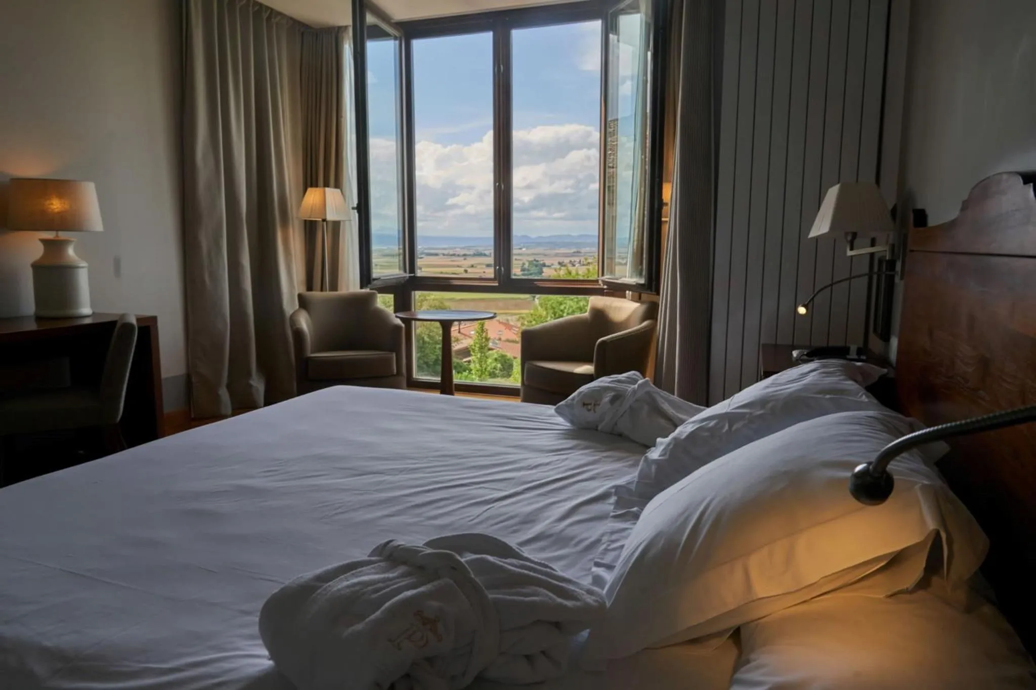 Garden view, Bed in Parador de Argómaniz