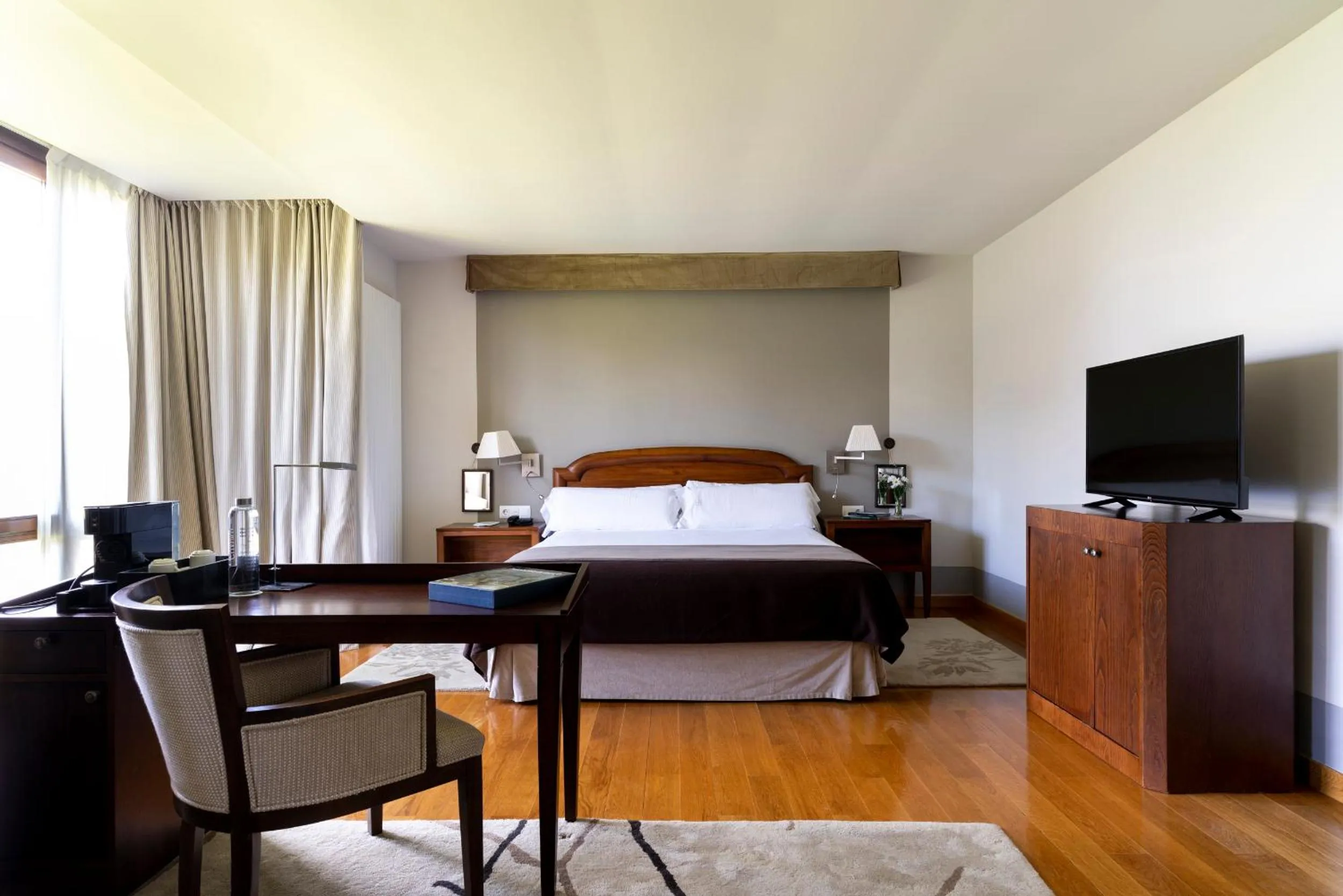 Photo of the whole room, Bed in Parador de Argómaniz