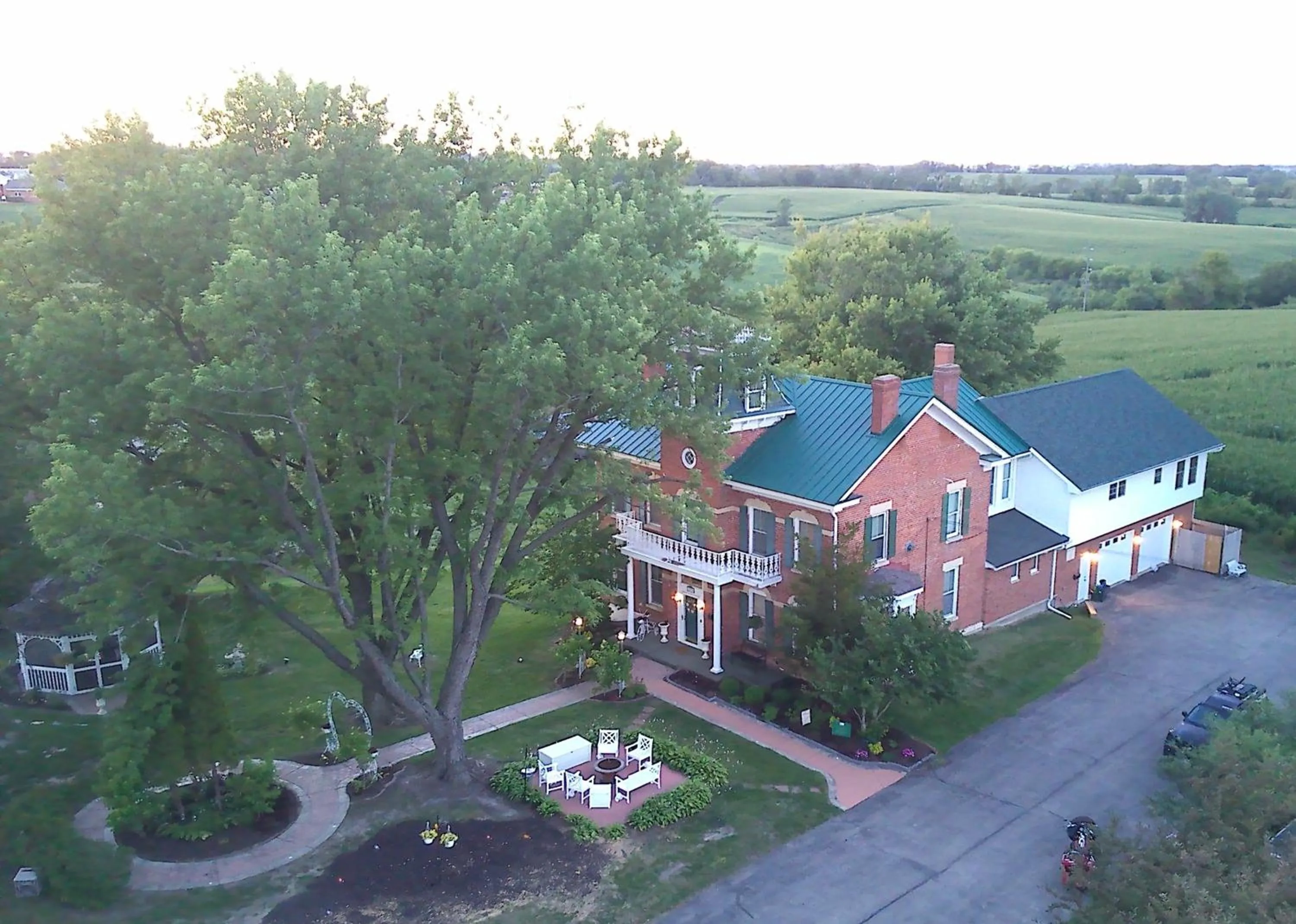 Property building in Cloran Mansion Bed & Breakfast