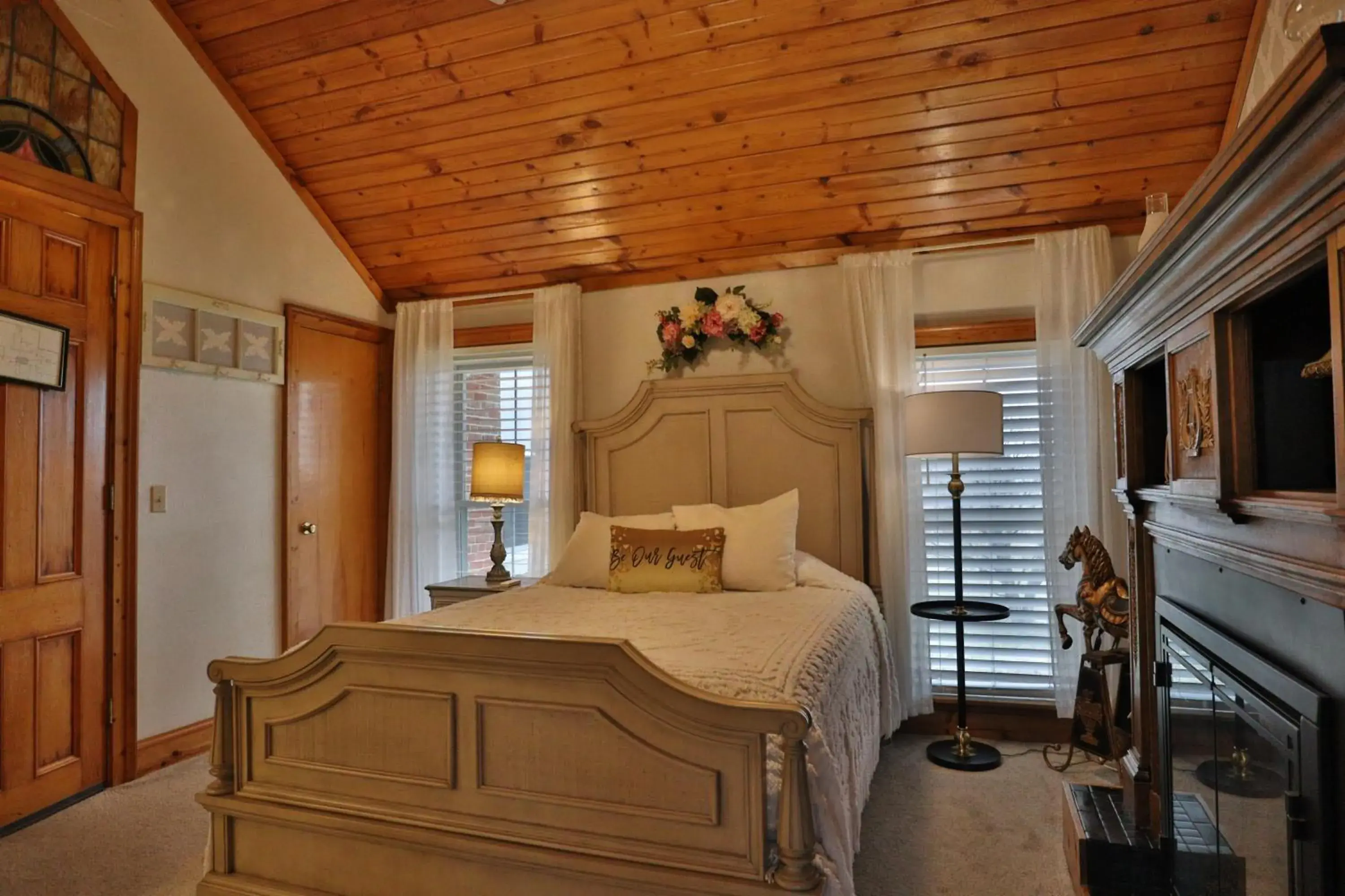 Queen Room in Cloran Mansion Bed & Breakfast Queen Room in Cloran Mansion Bed & Breakfast