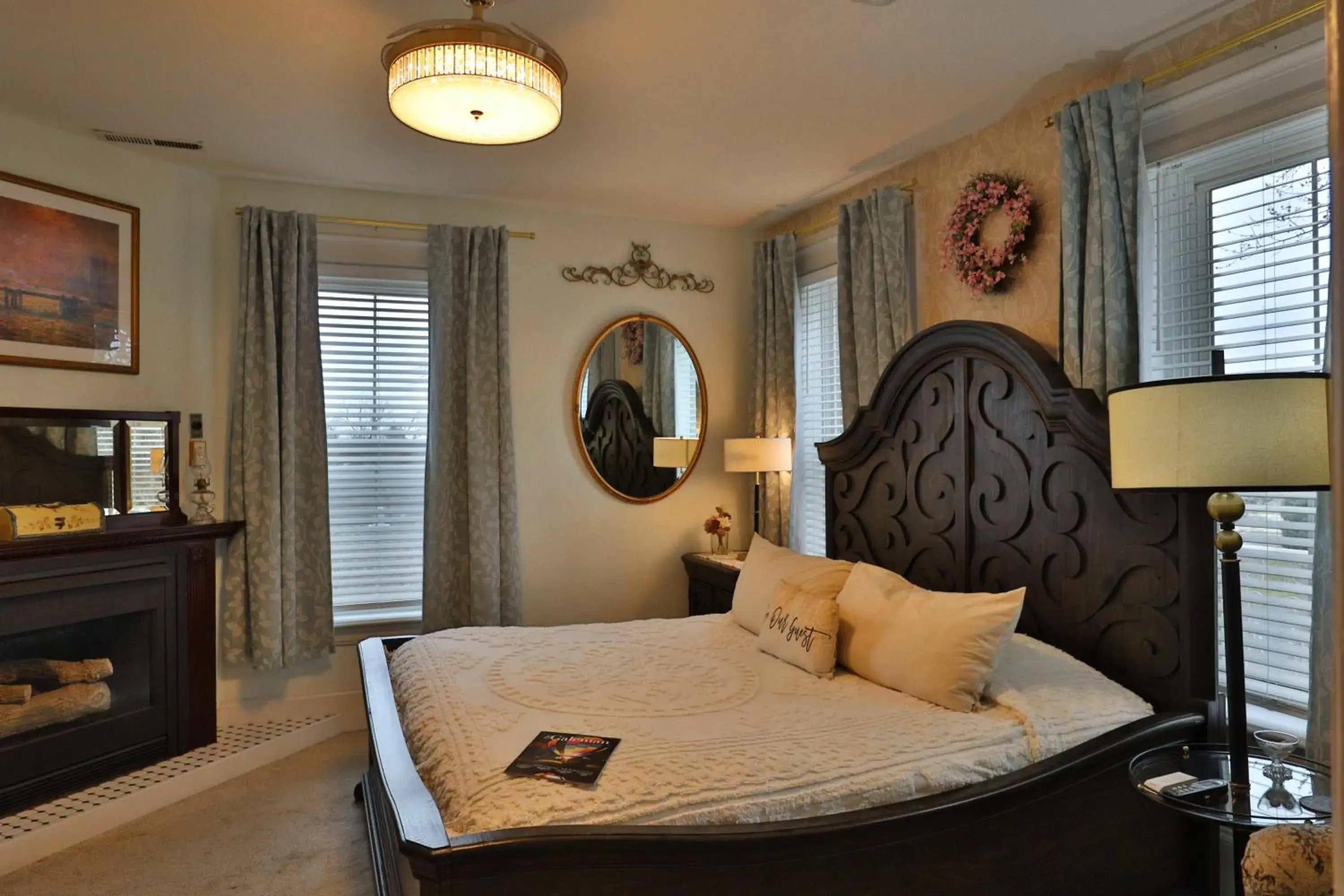 Deluxe King Room in Cloran Mansion Bed & Breakfast Deluxe King Room in Cloran Mansion Bed & Breakfast