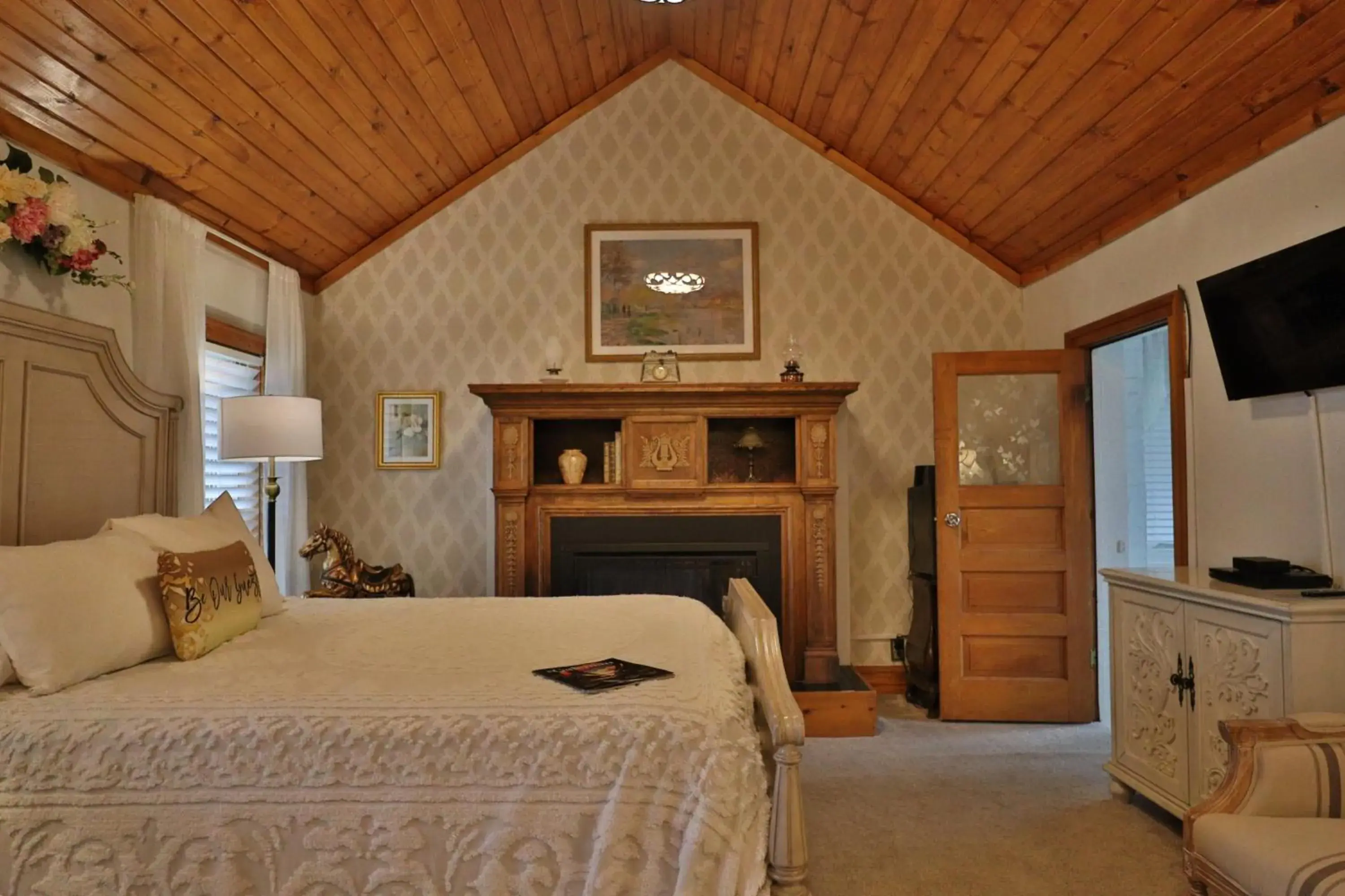 Queen Room in Cloran Mansion Bed & Breakfast Queen Room in Cloran Mansion Bed & Breakfast